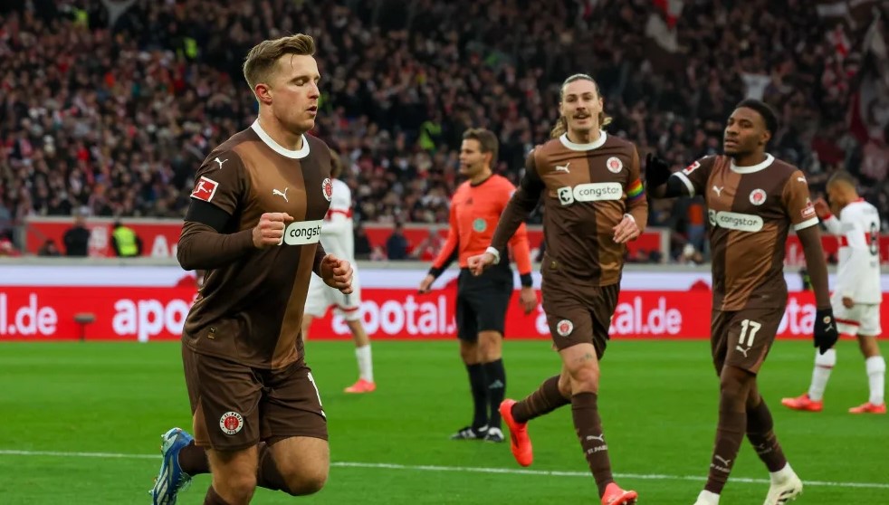 Bravo les promus 👏
KIEL écrase Augsburg (5-1) avec un doublé de Phil HARRES et 1 autre de Shuto MACHINO
#KSVFCA
ST PAULI crée la surprise en allant gagner à Stuttgart (1-0) avec un but de Johannes EGGESTEIN
#vfbfcsp