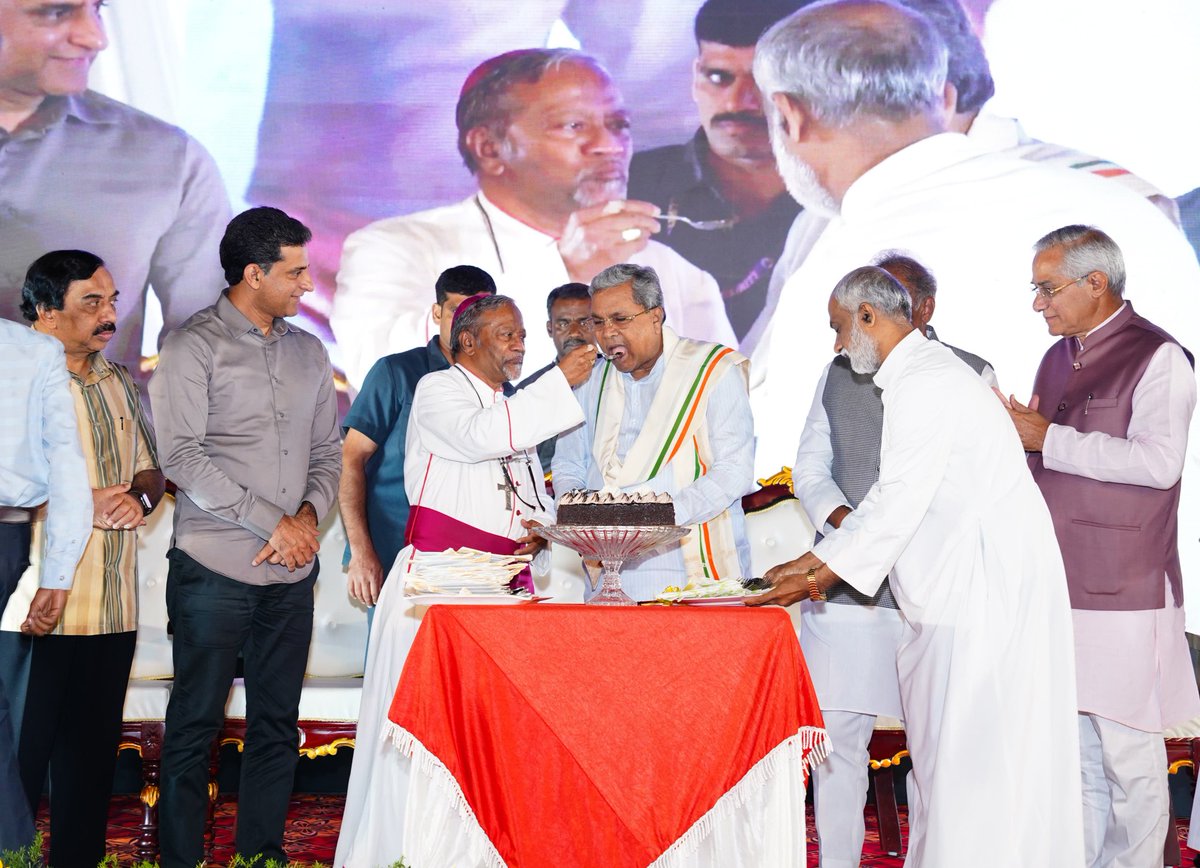CMofKarnataka's tweet photo. ಮುಖ್ಯಮಂತ್ರಿ @siddaramaiah ಅವರು ಇಂದು ಮಿಲ್ಲರ್ಸ್ ರಸ್ತೆಯ ಆರ್ಚ್ ಬಿಷಪ್ಸ್ ಹೌಸ್ ನ ಕ್ರಿಸ್ಮಸ್ ಆಚರಣೆಯಲ್ಲಿ ಭಾಗವಹಿಸಿ ಮಾತನಾಡಿದರು.

ಎಲ್ಲರನ್ನೂ ಒಳಗೊಳ್ಳುವ ಸಮಾಜವನ್ನು ನಿರ್ಮಾಣ ಮಾಡೋಣ. ಜಗತ್ತಿನಲ್ಲಿ ಹಾಗೂ ನಮ್ಮ ದೇಶದಲ್ಲಿ ಅನೇಕ ಧರ್ಮಗಳಿವೆ. ಎಲ್ಲಾ ಧರ್ಮಗಳ ಸಾರ ಮನುಷ್ಯರು ಒಂದೇ ಎನ್ನುವುದು. ಅವರ ಮಧ್ಯೆ ಯಾವುದೇ ಬೇಧ ಭಾವ ಇರದೆ ಪರಸ್ಪರ ಪ್ರೀತಿಸಿ ಗೌರವಿಸಬೇಕು.

ಎಲ್ಲರನ್ನೂ ಸಮಾನವಾಗಿ ಕಾಣುವ ವ್ಯವಸ್ಥೆ ನಮ್ಮ ಸಮಾಜದಲ್ಲಿ ನಿರ್ಮಾಣವಾಗಬೇಕು. ಪ್ರತಿಯೊಬ್ಬ ಮಾನವನೂ ಕೂಡ ಇದನ್ನು ಅನುಸರಿಸಬೇಕು. ಹಿಂದೂ, ಕ್ರೈಸ್ತ, ಇಸ್ಲಾಂ, ಬೌದ್ಧ, ಜೈನ ಸೇರಿದಂತೆ ಎಲ್ಲಾ ಧರ್ಮಗಳೂ ಅದನ್ನೇ ಹೇಳುತ್ತವೆ. ಯಾವ ಧರ್ಮವೂ ಧ್ವೇಷವನ್ನು ಬೋಧಿಸುವುದಿಲ್ಲ.

ಏಸುಕ್ರಿಸ್ತರು ಶಾಂತಿದೂತನಾಗಿ ಜನ್ಮತಾಳಿದರು. ಶಾಂತಿ ನೆಲಸಬೇಕಾದರೆ ಮನುಷ್ಯ ಇನ್ನೊಬ್ಬ ಮನುಷ್ಯನನ್ನು ಪ್ರೀತಿಸಬೇಕು. ದಯೆ ಇಲ್ಲದ ಧರ್ಮ ಯಾವುದಯ್ಯ ಎಂದು ಬಸವಣ್ಣ ಹೇಳಿದ್ದರು. ಇನ್ನೊಬ್ಬರ ಬಗ್ಗೆ ನಮಗೆ  ದಯೆಯಿರಬೇಕು. ಅದನ್ನೇ ಕ್ರೈಸ್ತ ಧರ್ಮದವರು ಹೇಳುತ್ತಾರೆ. ಎಲ್ಲಾ ಧರ್ಮದವರನ್ನು ಗೌರವದಿಂದ ಕಾಣುವ ಮನಸ್ಥಿತಿಯನ್ನು ಬೆಳೆಸಿಕೊಳ್ಳಬೇಕು. ಆಗ ಮಾತ್ರ ವೈವಿಧ್ಯತೆಯಲ್ಲಿ ಏಕತೆಯನ್ನು ಕಾಣಲು ಸಾಧ್ಯ. ಭಾರತ ಬಹುತ್ವದ ದೇಶ. ಏಕ ಧರ್ಮ, ಏಕ ದೇವರು, ಏಕ ಜಾತಿ ಇರಲು ಸಾಧ್ಯವಿಲ್ಲ. ಅನೇಕ ಧರ್ಮ, ಭಾಷೆ , ಜಾತಿಗಳಿದ್ದು, ಇದರಲ್ಲಿಯೇ ಏಕತೆಯನ್ನು ಕಾಣಬೇಕಿದೆ. ಇದಾಗಬೇಕಾದರೆ ಮನುಷ್ಯತ್ವ ಬಹಳ ಅವಶ್ಯಕ.

ಇಂಧನ ಸಚಿವರಾದ ಕೆ.ಜೆ.ಜಾರ್ಜ್, ಶಾಸಕರಾದ ರಿಜ್ವಾನ್ ಅರ್ಷದ್, ಮುಖ್ಯಮಂತ್ರಿಗಳ ರಾಜಕೀಯ ಕಾರ್ಯದರ್ಶಿ ಗೋವಿಂದರಾಜು, ಆರ್ಚ್ ಬಿಷಪ್ ಮೊದಲಾದವರು ಈ ಸಂದರ್ಭದಲ್ಲಿ  ಉಪಸ್ಥಿತರಿದ್ದರು.