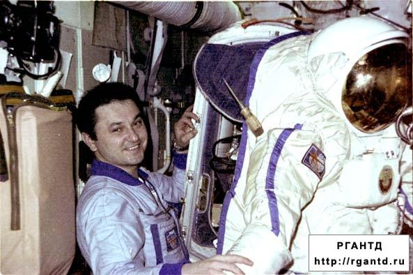 Russia's tweet photo. 🧑‍🚀 #OTD in 1988, Soviet-Russian cosmonauts Vladimir #Titov &amp; Musa #Manarov completed an epic orbital mission, spending 365+ days in space

🚀 They were the first in history to log off planet Earth for a whole year, a record surpassed by Russian cosmonaut Valeri #Polyakov in 1995 https://t.co/ozorRS7dj5