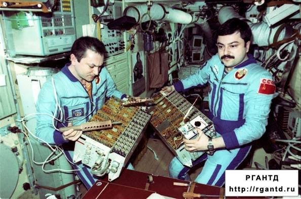 Russia's tweet photo. 🧑‍🚀 #OTD in 1988, Soviet-Russian cosmonauts Vladimir #Titov &amp; Musa #Manarov completed an epic orbital mission, spending 365+ days in space

🚀 They were the first in history to log off planet Earth for a whole year, a record surpassed by Russian cosmonaut Valeri #Polyakov in 1995 https://t.co/ozorRS7dj5