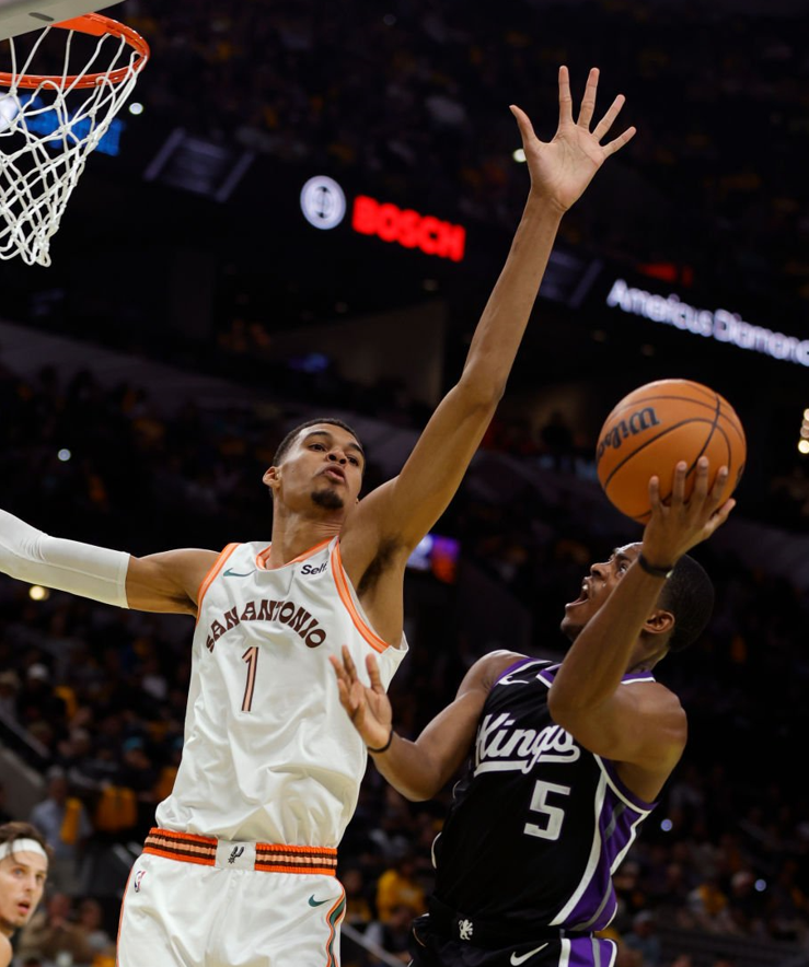 50NuancesDeNBA's tweet photo. OH QUE C'EST INTÉRESSANT 👀

« Beaucoup d'équipes suivent de près la situation de Fox à Sacramento, et selon les sources, une particulièrement : les San Antonio Spurs ; ils pourraient se positionner sur lui pour en faire le partenaire de Victor Wembanyama, si ce dernier devient disponible » ✍️

via @TheAthletic 🗞️