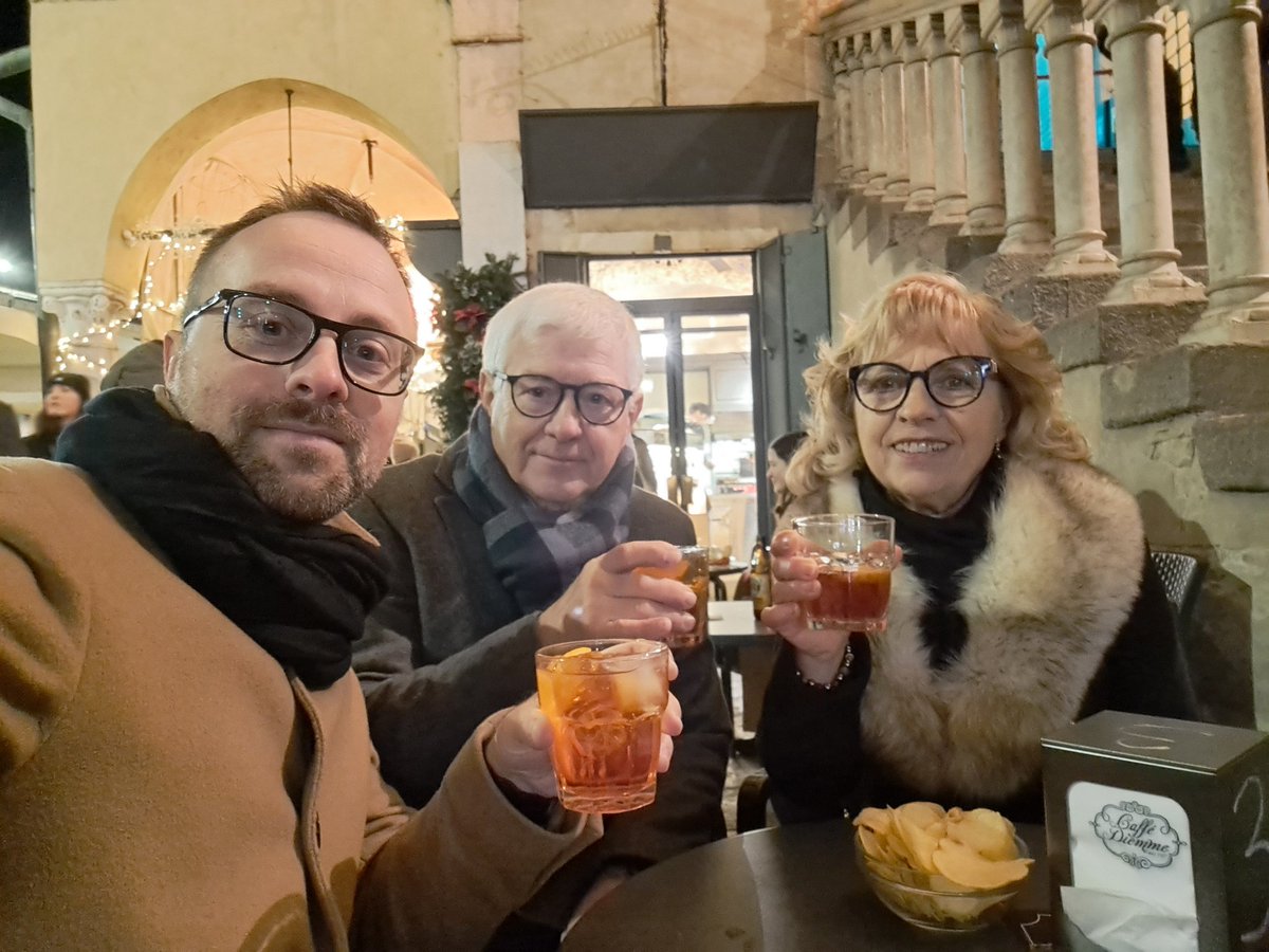 il_jo85's tweet photo. Aperitivo padovano con i miei 
#Aperitivo #padova #family #spritztime #natale https://t.co/amQKoxUX5D