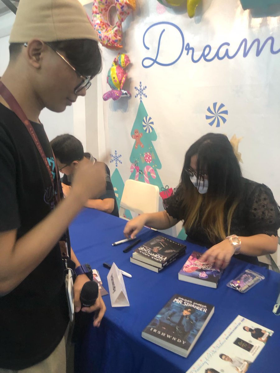 Shinkurisuchan's tweet photo. Another kilig moment with ate Irsh during dreaming of a write Christmas!

#irshwndy #KnockKnockProfessor #HushLouder #DangerDangerMrStranger #XVseries #psicom #Booksigning https://t.co/wDPdNRqnHv