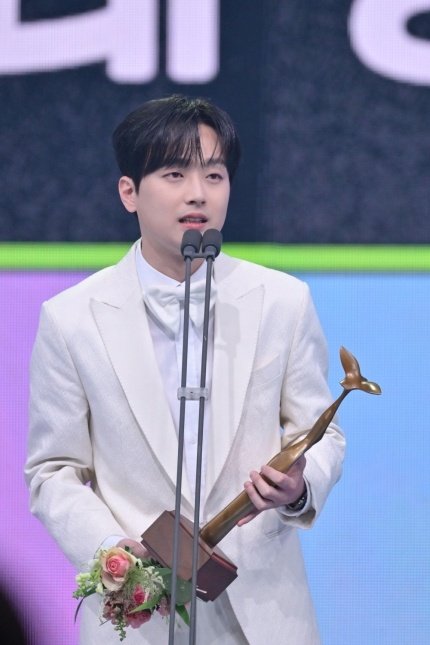 bbun1101's tweet photo. #이찬원 
#KBS연예대상_대상_이찬원 
#대단히_축하해 
#찬또배기_이찬원 https://t.co/uLmpBhbNFT