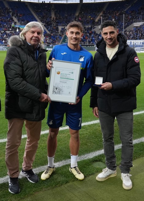 🥇Le meilleur jeune professionnel de la promotion 2005 est Tom BISCHOF (TSG HOFFENHEIM).
La médaille d'or Fritz-Walter lui a été remise par son entraîneur adjoint de l'équipe d’Allemagne des U20, Lars STINDL