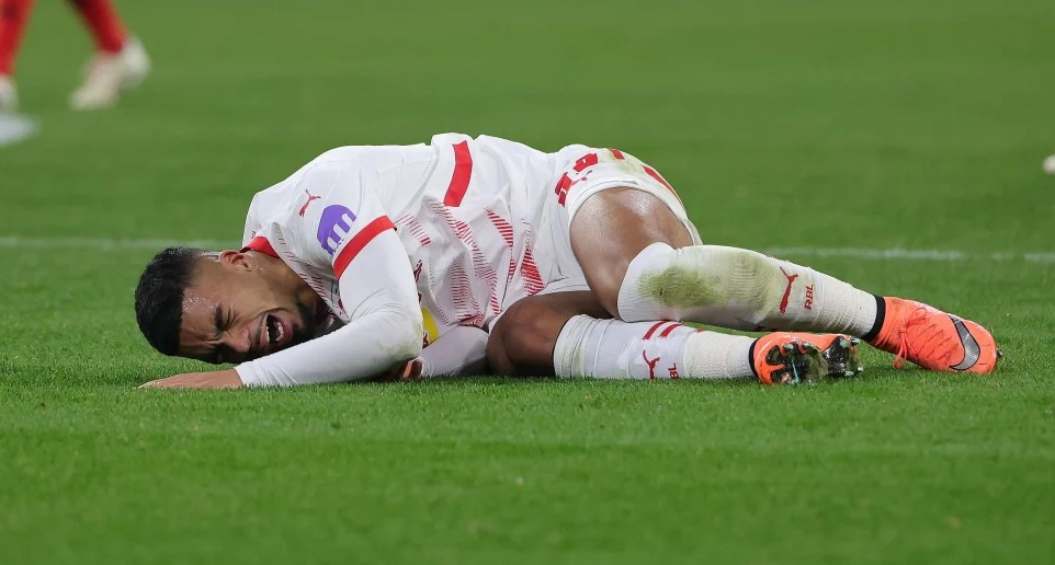 🚑Benjamin HENRICHS s'est déchiré le tendon d'Achille droit lors du match Bayern-RB Leipzig. C'est ce qu'ont révélé les examens effectués samedi. Il sera opéré lundi à Munich et sera ensuite absent plusieurs mois.
On lui souhaite le meilleur