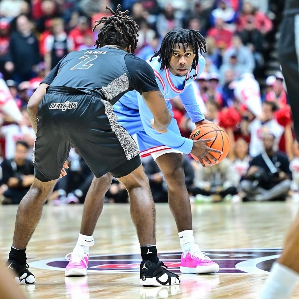 It’s Maliz World and we’re just livin in it 🌎

Customs for one of the best PGs in the country @maliz_world to represent his home city, the Bronx 🏙️🗽

#customshoes #daytonflyersbasketball #goud #shoeart #jacquardproducts