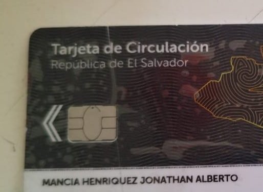 alertux's tweet photo. #TraficoSV Nos reportan tarjeta de circulación a nombre de JONATHAN ALBERTO MANCIA HENRÍQUEZ, encontrada sobre la carrera ex panamericana, por el puente donde pasaba la línea del tren.
¡Ayúdanos a localizar al dueño! https://t.co/g8Eym0TueI