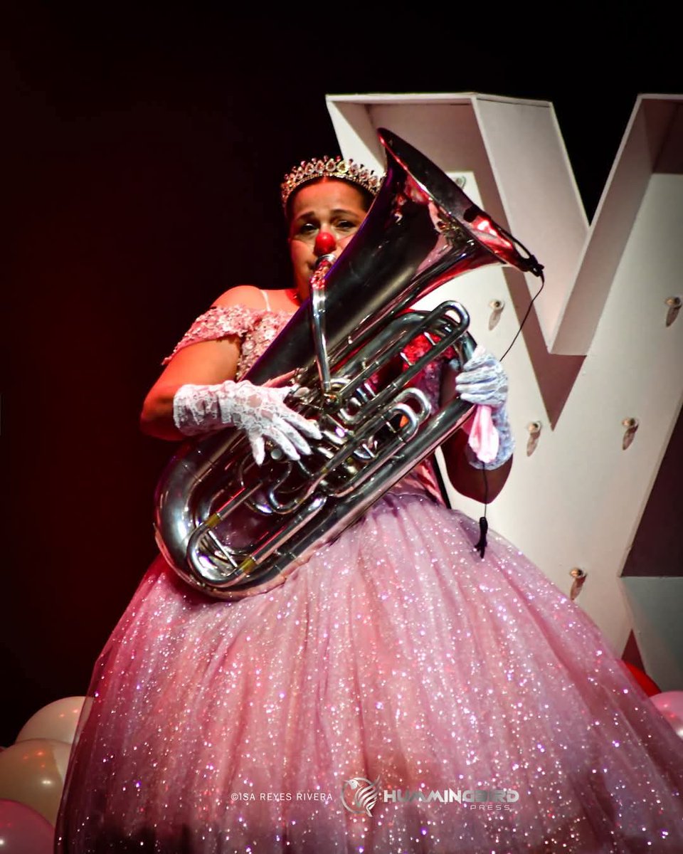 El festejo de hoy es por la mera reina de este triciclo y de Colima. 🫡

Por muchos años más de compartir musica y risas.  
Te deseamos todo lo mejor de la vida hoy y siempre.

¡Feliz cumpleaños Gladys, te queremos! 
🎂🍾👑

Foto x Isa Reyes Rivera