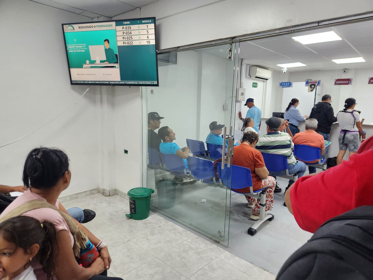CarlosSGT's tweet photo. Pregunto a @SanitasEPS y @Supersalud ¿Por qué permiten que @PharmasanS demore horas y horas en entregar medicamentos en Barrancabermeja? Van 4 horas de servicio desde las 8 am y cierran a las 12, han atendido a este momento al PI-028 y tengo el PI-135 y hay fichos IU- y P- https://t.co/ghdDWL1W7P