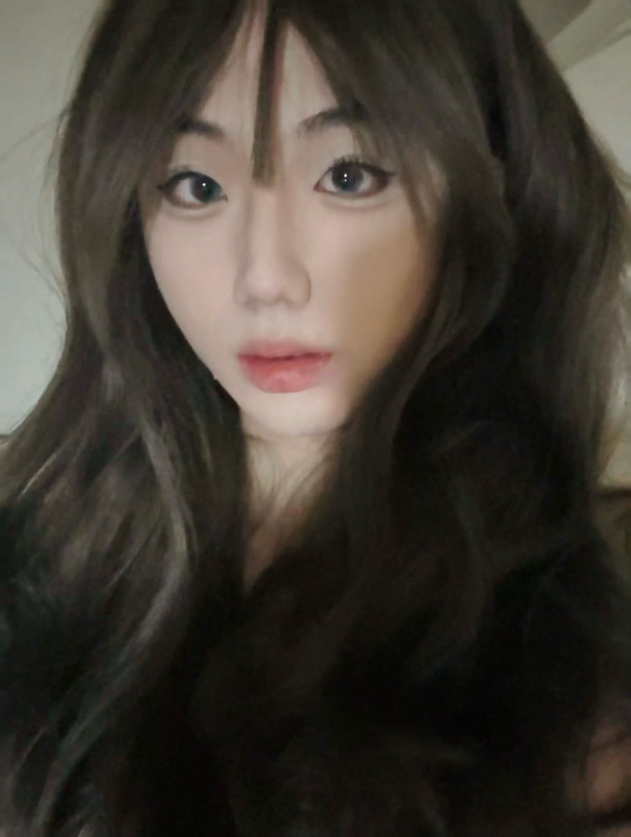 gudab123's tweet photo. 蓝色美瞳绿色眼影的魅力 #美女 #性感 #男高中生 https://t.co/5lDb45HGFg