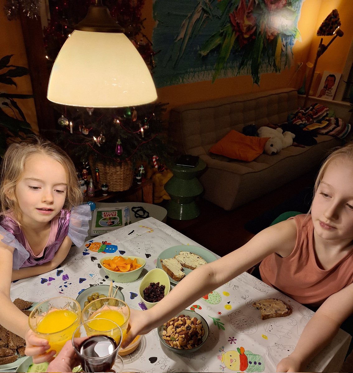 Zoë en Frank hebben hun huis vol vrienden voor kerstdiner, borrel en hapjes. De meisjes logeren bij mij dus doen wij dat ook!
Ondertussen kleuren we het tafelkleed.. 

#Yara #Noortje #yougottalovethem