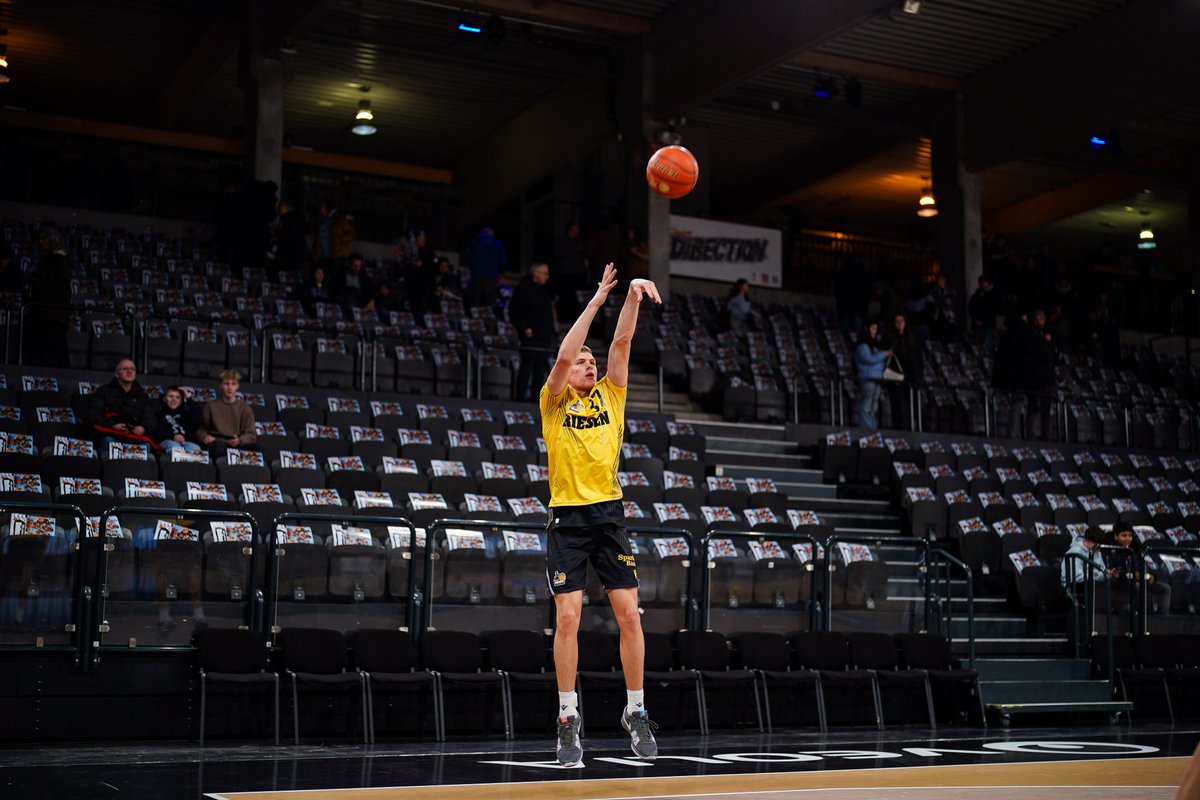 MHP_RIESEN's tweet photo. ℹ️ | Moin aus Hamburg! Mit Julis #Baumer, der gestern per ICE angereist ist und mit @therealhunter24, der auf die Zähne beißt, gehen wir in die Partie bei den @hamburgtowers - und sind bereit für den Auswärtssieg. 
 
📸: Max Vincen | #HAMLUD https://t.co/vhLMYZWj5k