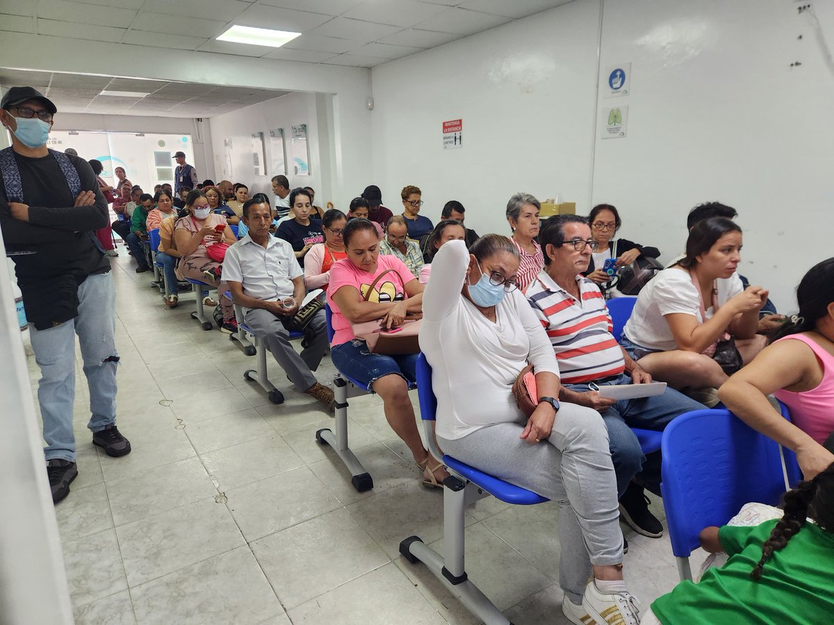 CarlosSGT's tweet photo. Pregunto a @SanitasEPS y @Supersalud ¿Por qué permiten que @PharmasanS demore horas y horas en entregar medicamentos en Barrancabermeja? Van 4 horas de servicio desde las 8 am y cierran a las 12, han atendido a este momento al PI-028 y tengo el PI-135 y hay fichos IU- y P- https://t.co/ghdDWL1W7P