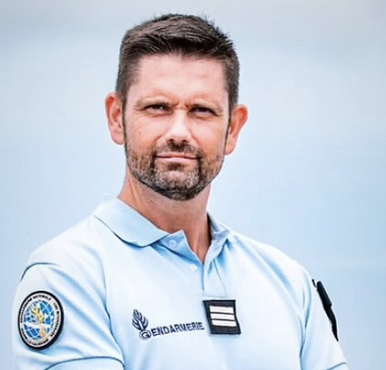BleuetFrance's tweet image. Hommage au Capitaine de gendarmerie Florian Monnier, décédé lors d’une opération à Mayotte après le passage du cyclone Chido
Nos pensées vont à sa famille, ses proches et à l’ensemble de ses camarades de @Gendarmerie 
#Hommage #Mémoire #BleuetdeFrance #GendarmerieNationale