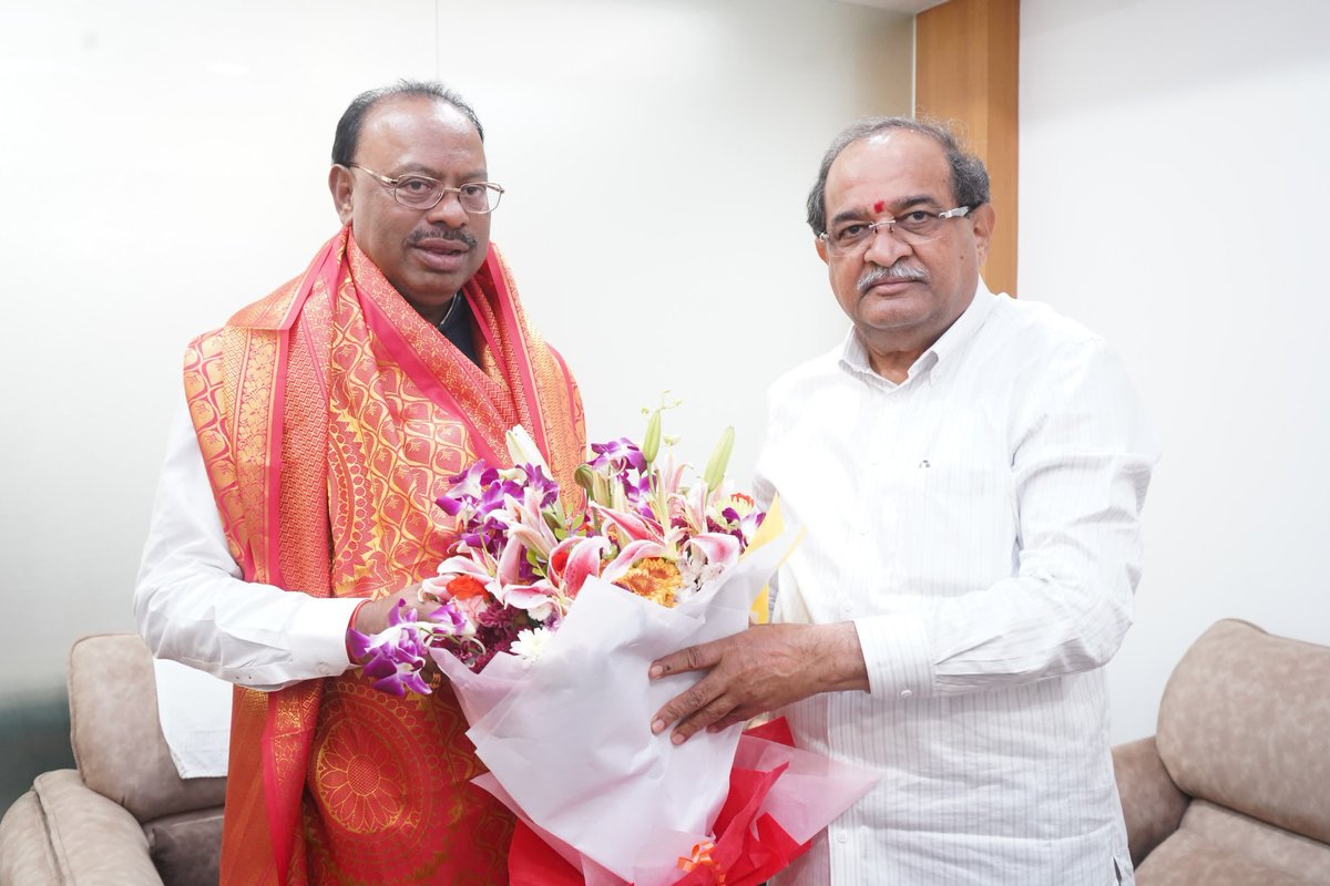 TALATHI24____'s tweet photo. महाराष्ट्र राज्याचे नवीन महसूल मंत्री माननीय श्री @cbawankule साहेब राज्याचे माजी महसूल मंत्री श्री राधाकृष्ण विखे पाटील @RVikhePatil साहेब यांच्यासोबत🎉🎉🎉💐💐💐💐 https://t.co/23DJrnHHRt