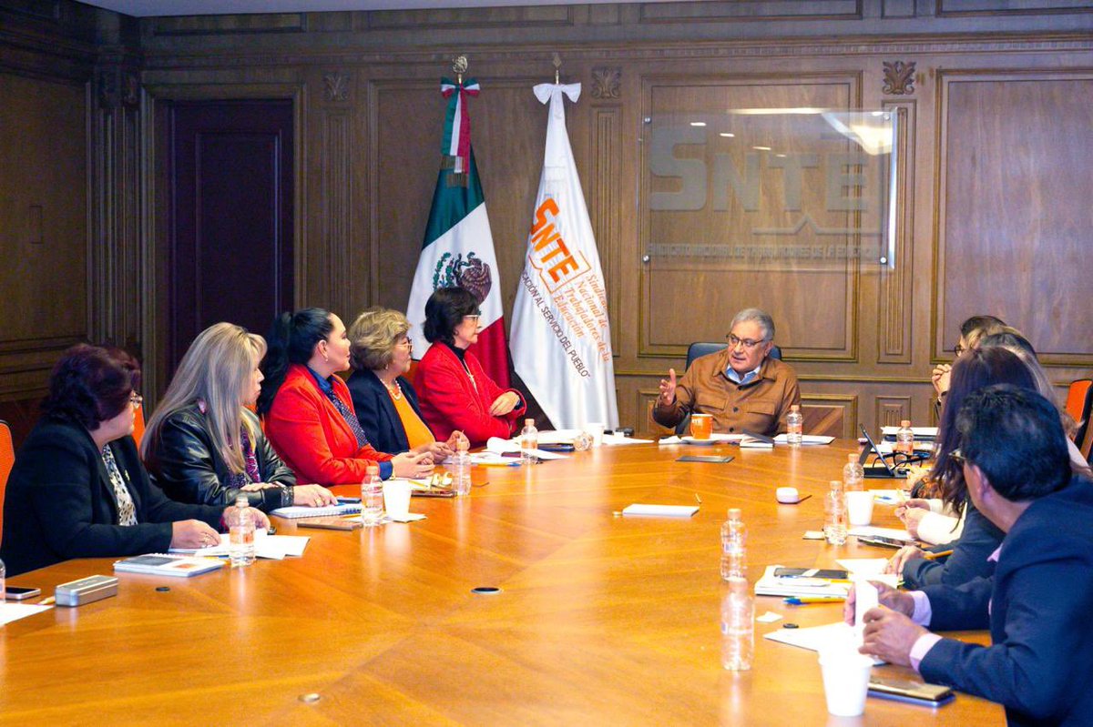 SnteNacional's tweet photo. El líder nacional del #SNTE, Mtro. Alfonso Cepeda Salas, agradeció a la comunidad educativa su respaldo a las campañas del Sindicato para la Cultura de Paz, cuidado del agua y contra las adicciones. En reunión de evaluación, celebró su avance en todas las escuelas del país. https://t.co/dizTHwkWH7
