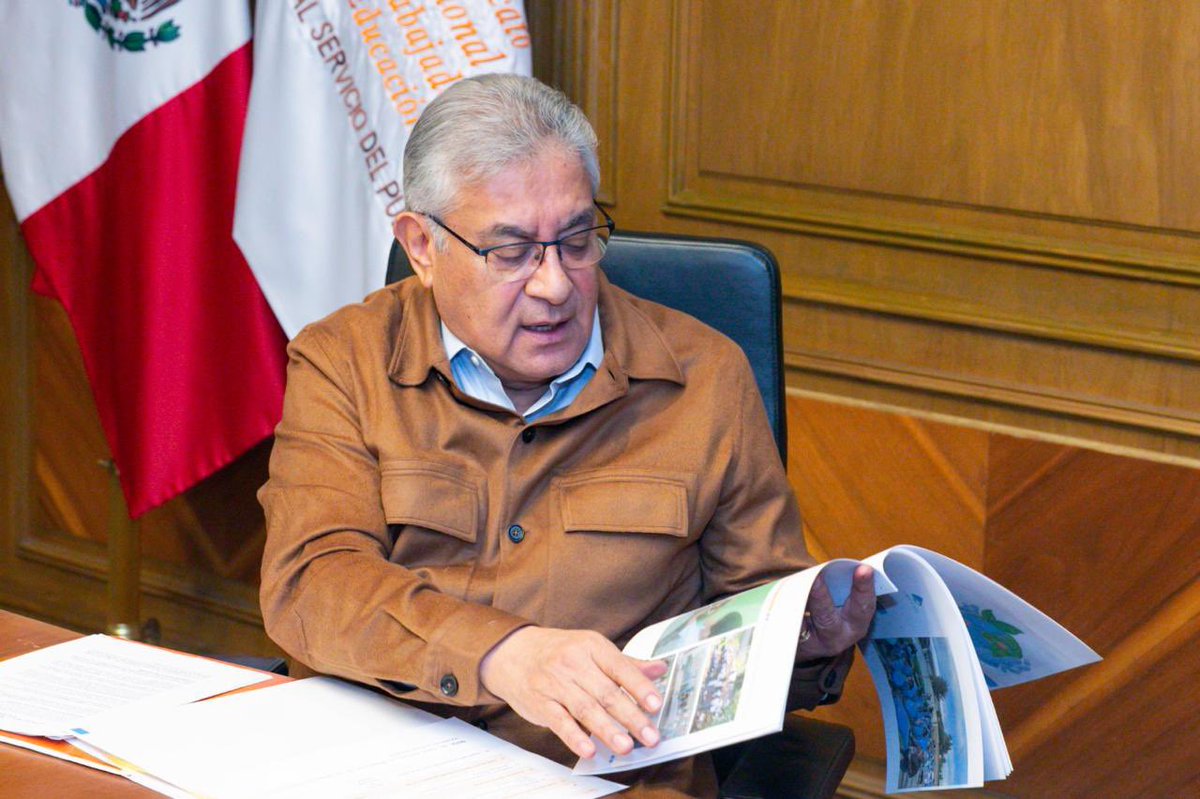 SnteNacional's tweet photo. El líder nacional del #SNTE, Mtro. Alfonso Cepeda Salas, agradeció a la comunidad educativa su respaldo a las campañas del Sindicato para la Cultura de Paz, cuidado del agua y contra las adicciones. En reunión de evaluación, celebró su avance en todas las escuelas del país. https://t.co/dizTHwkWH7