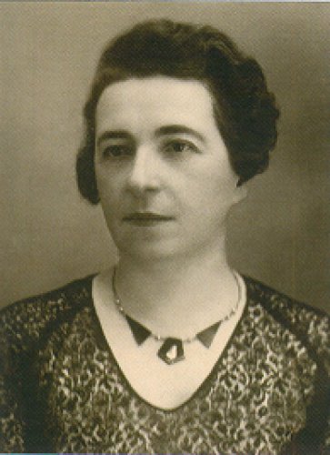 #OTD in 1890, Józefa Fuks (Fuchsówna) was born. Let me tell you all about this badass woman.....

She grew up in Stanisławów (now in modern-day Ukraine). After graduating high school, she worked in the Municipal Savings Bank. 

In 1913, she joined the Riflemen's Association, a
