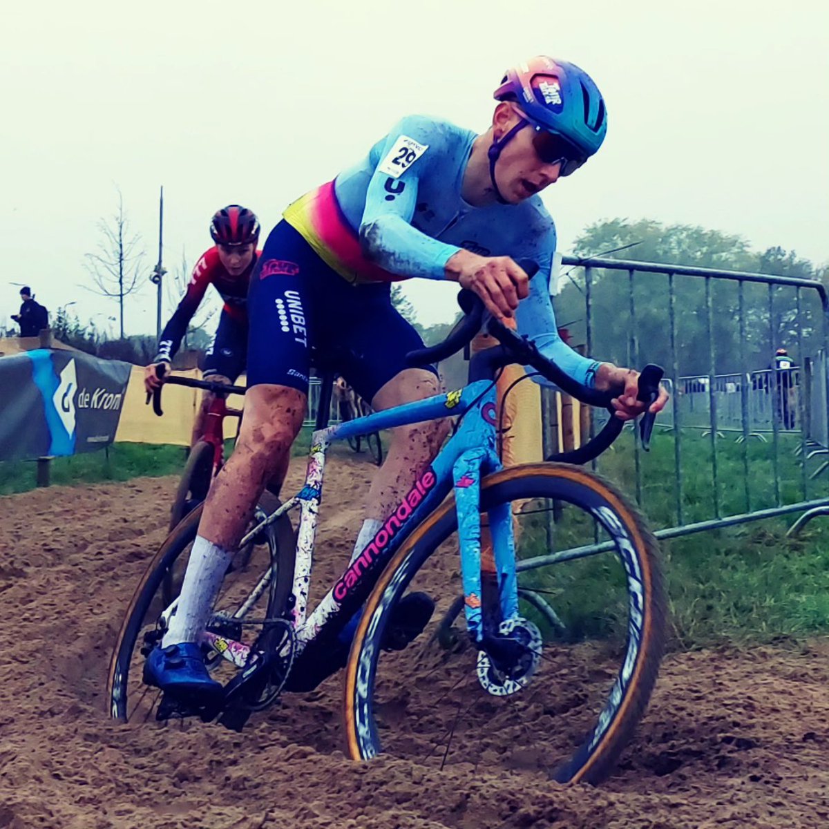 PodcastDeCross's tweet image. Er staat weer een nieuwe @PodcastDeCross online! Dit keer belichten we de mooie crossen van Herentals en Namen, maar ook hadden we een leuk gesprek met Lander Loockx van @tourdetietema! Luisteren dus! ➡️ open.spotify.com/episode/0r3IkE…
 #cyclocross #tourdetietema #wbhulst #wbzonhoven