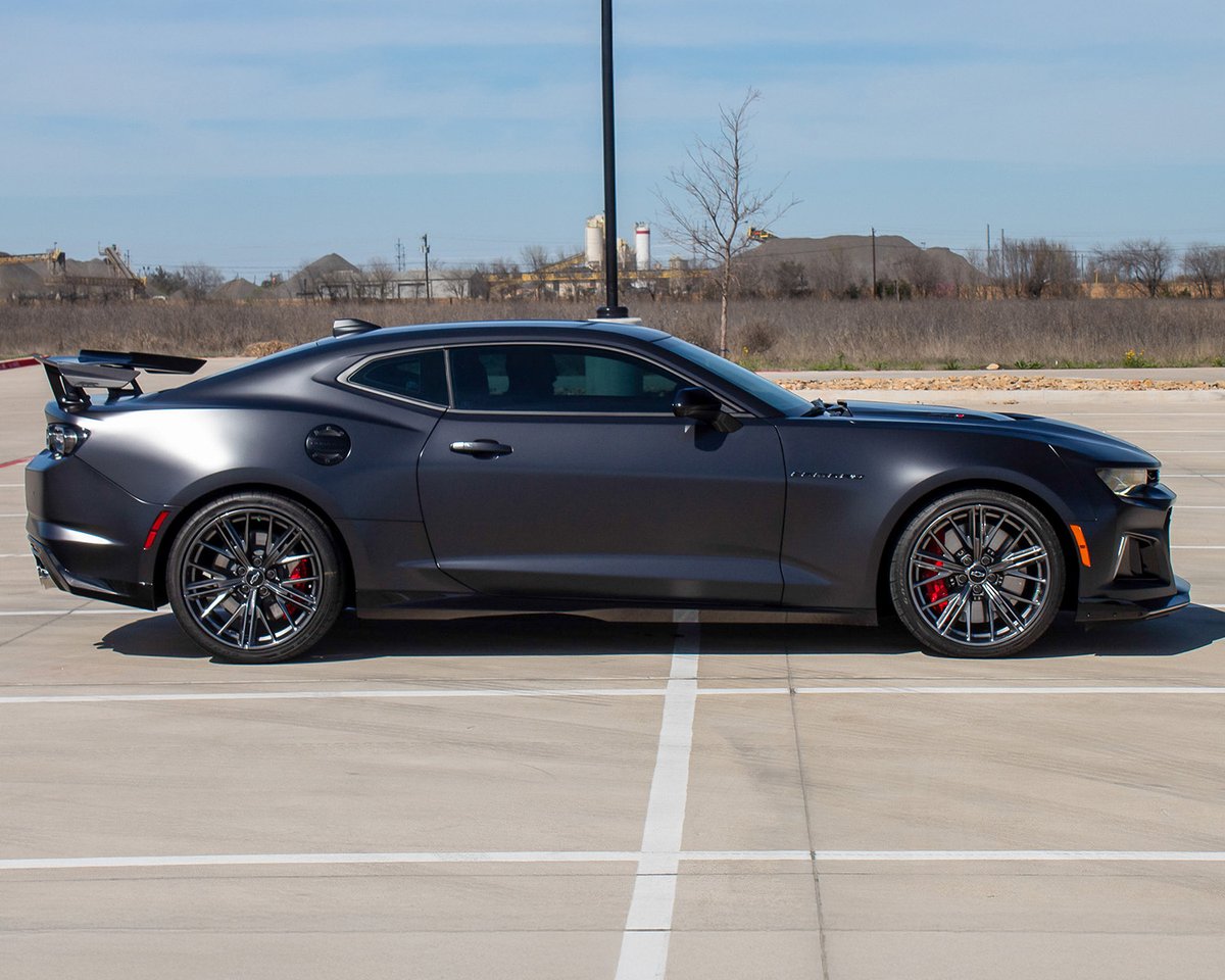 Barrett_Jackson's tweet image. Powered by a 650hp #supercharged #LT4 #V8 paired with a 6-speed manual and rolling on sleek 20-inch Dark Graphite wheels, this #Camaro has only 50 miles and is ready to find its next home at the 2025 #Scottsdale Auction, Jan. 18-26! 

Learn more: bit.ly/SD25TW-2024Che…