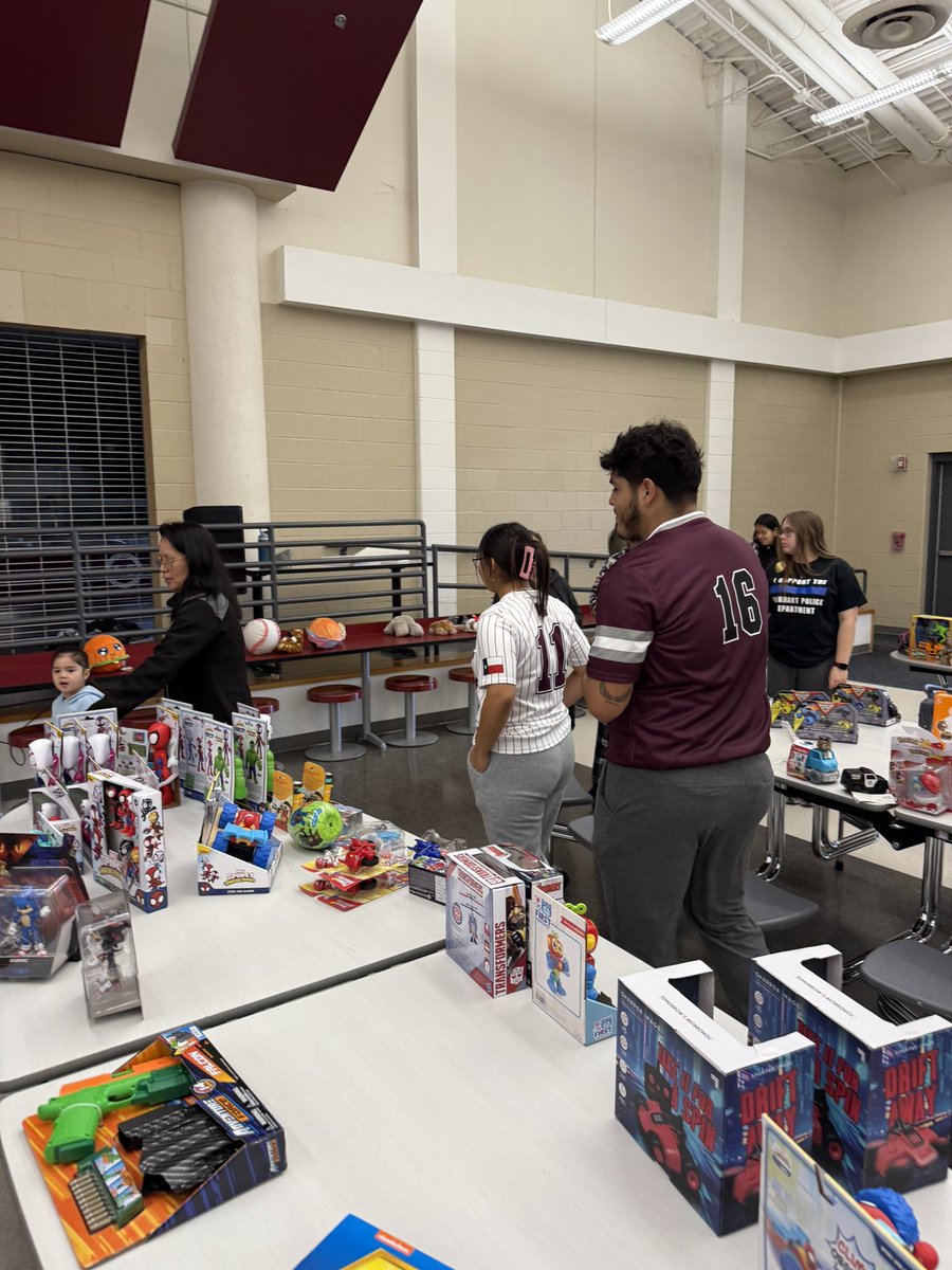 Lockhart Baseball <a href="/LockhartBSBL/">LockhartHSBaseball</a> and Lockhart Softball volunteering today at Blue Santa! Thank you Lockhart Police Department and Lockhart SROs for letting us be a part of this amazing event! We gifted over 250 families for this holiday! <a href="/LocLions/">Lockhart Athletics</a> <a href="/LockhartISD/">Lockhart ISD</a> <a href="/CoachMoebes/">Todd Moebes</a>