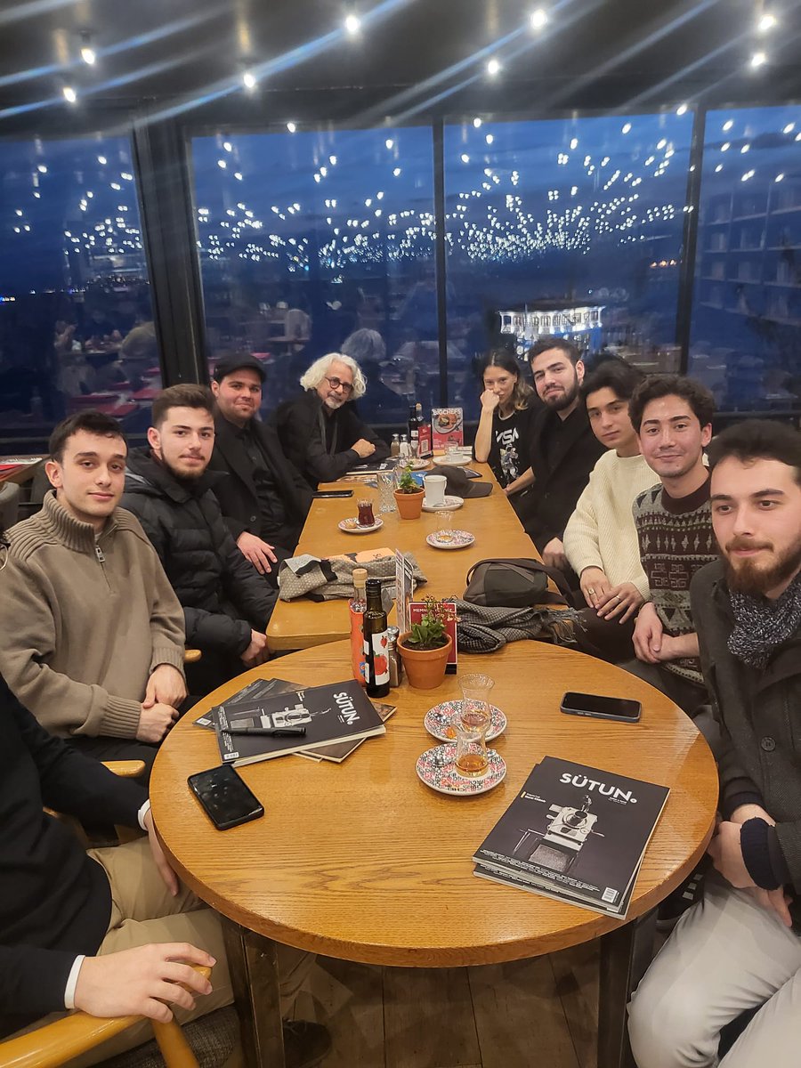 Dergimizin 4. sayısında Çöl üçlemesi filmlerinin (Çöl İşaretçileri", "Kayıp Güvercin Gerdanlığı" ve "Bab'Aziz") yönetmeni Khemir'le ile bir röportaj yapıldı. Yönetim kadrosu olarak (20 Aralık Cuma) Khemir'le bir görüşme gerçekleştirdik ve röportaj verdiği sayıyı takdim ettik.