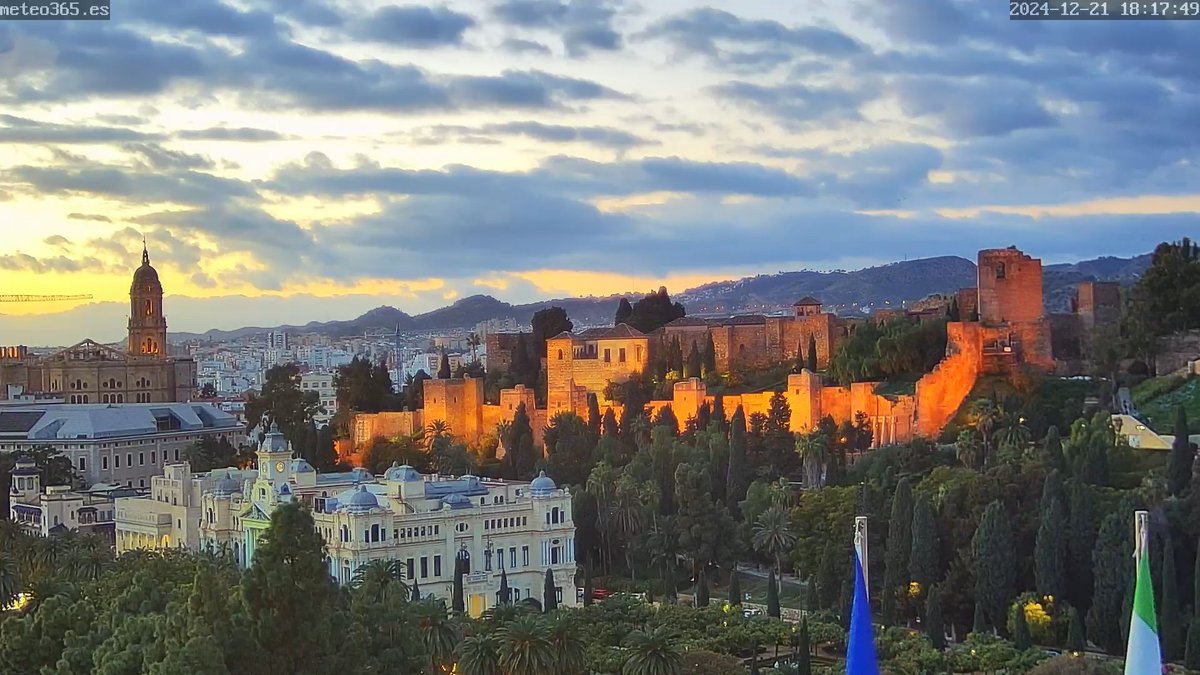 Salva_FuentesN's tweet photo. @meteo365_es una vez más nos regala imágenes de @aytomalaga @AlcazabaMalaga y la #manquita con  un precioso atardecer que seguro para el @turismodemalaga y el @TurismoAND les encantará. Gracias!! https://t.co/VOAqLSIUG6