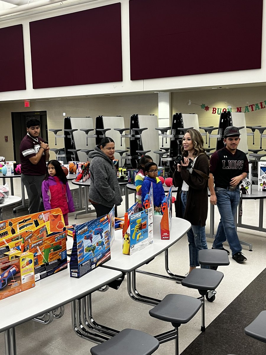 Had a great time this morning helping out Lockhart PD and our Lockhart SRO’s with Blue Santa gift giving.  We gave gifts to over 250 families in our community <a href="/LocLions/">Lockhart Athletics</a> <a href="/LockhartISD/">Lockhart ISD</a>