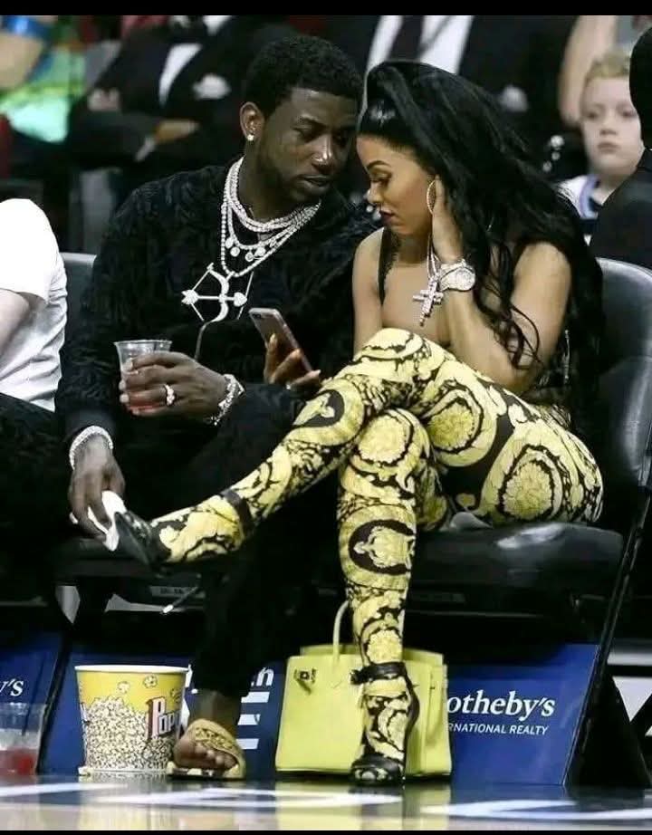 #Kuna_wanawake_wanaojielewa_bhana!
Unajua #Gucci_Mane alipokwenda gerezan, alimpa milion 2 mpenz wake #Keyshia, ilikuwa pesa yote aliyokuw nayo iliyosalia. 

Aliibadilisha kuwa milion 6 na kumrudishia yote alipokuw huru. 

Anastahil pongez zake 🌺❤️

Mfalme amepat Malkia sahihi👑