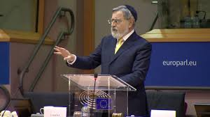 rehoov's tweet photo. Le regretté Jonathan Sacks, grand rabbin d'Angleterre, un homme exceptionnel, à propos de l'antisémitisme. 

La haine qui commence par les Juifs ne finit jamais par les Juifs. C'est ce que je veux que nous comprenions aujourd'hui. Ce ne sont pas les Juifs seuls qui ont souffert sous Hitler. Ce ne sont pas les Juifs seuls qui ont souffert sous Staline. Ce ne sont pas les Juifs seuls qui souffrent d'ISIS, d'Al-Qaïda ou du Jihad islamique. Nous commettons une grave erreur si nous pensons que l'antisémitisme n'est une menace que pour les Juifs. C'est une menace, avant tout, pour l'Europe et pour les libertés qu'elle a mis des siècles à obtenir.

L'antisémitisme ne concerne pas les Juifs. Il s'agit d'antisémites. Il s'agit de personnes qui ne peuvent accepter la responsabilité de leurs propres échecs et qui préfèrent rejeter la faute sur quelqu'un d'autre. Historiquement, si vous étiez un chrétien à l'époque des croisades, ou un Allemand après la Première Guerre mondiale, et que vous constatiez que le monde ne s'était pas déroulé comme vous le pensiez, vous blâmiez les Juifs. C'est ce qui se passe aujourd'hui. Et je ne saurais dire à quel point c'est dangereux. Pas seulement pour les Juifs, mais pour tous ceux qui attachent de l'importance à la liberté, à la compassion et à l'humanité.

L'apparition de l'antisémitisme dans une culture est le premier symptôme d'une maladie, le signe avant-coureur d'un effondrement collectif. Si l'Europe permet à l'antisémitisme de prospérer, ce sera le début de la fin de l'Europe. Ce que je veux faire dans ces brèves remarques, c'est simplement analyser un phénomène plein de flou et d'ambiguïté, parce que nous avons besoin de précision et de compréhension pour savoir ce qu'est l'antisémitisme, pourquoi il se produit, pourquoi les antisémites sont convaincus qu'ils ne sont pas antisémites.

Permettez-moi tout d'abord de définir l'antisémitisme. Ne pas aimer les Juifs n'est pas de l'antisémitisme. Nous avons tous des personnes que nous n'aimons pas. C'est normal, c'est humain, ce n'est pas dangereux. Deuxièmement, critiquer Israël n'est pas de l'antisémitisme. Je parlais récemment à des écoliers qui m'ont demandé si critiquer Israël était de l'antisémitisme. J'ai répondu « non » et j'ai expliqué la différence. Je leur ai demandé : « Pensez-vous avoir le droit de critiquer le gouvernement britannique ? » Ils ont tous levé la main. Puis j'ai demandé : « Lequel d'entre vous pense que la Grande-Bretagne n'a pas le droit d'exister ? » Personne n'a levé la main. « Maintenant, vous connaissez la différence », ai-je dit, et ils l'ont tous fait.

L'antisémitisme consiste à nier le droit des Juifs à exister collectivement en tant que Juifs avec les mêmes droits que tous les autres. Il prend des formes différentes selon les époques. Au Moyen Âge, les Juifs étaient détestés en raison de leur religion. Au XIXe siècle et au début du XXe siècle, ils étaient détestés en raison de leur race. Aujourd'hui, ils sont détestés en raison de leur État-nation, l'État d'Israël. Cette haine prend différentes formes, mais elle reste la même : l'idée que les Juifs n'ont pas le droit d'exister en tant qu'êtres humains libres et égaux.

S'il est une chose à laquelle mes contemporains et moi-même ne nous attendions pas, c'est que l'antisémitisme réapparaisse en Europe dans la mémoire vivante de l'Holocauste. La raison pour laquelle nous ne nous y attendions pas était que l'Europe avait entrepris le plus grand effort collectif de toute l'histoire pour garantir que le virus de l'antisémitisme n'infecterait plus jamais le corps politique. Il s'agissait d'un effort magnifique de législation antiraciste, d'éducation à l'Holocauste et de dialogue interconfessionnel. Malgré tout, l'antisémitisme est revenu.

Le 27 janvier 2000, les représentants de 46 gouvernements du monde entier se sont réunis à Stockholm pour publier une déclaration collective sur le souvenir de l'Holocauste et la poursuite de la lutte contre l'antisémitisme, le racisme et les préjugés. Puis vint le 11 septembre et, en quelques jours, des théories de la conspiration inondèrent l'internet, affirmant qu'il s'agissait de l'œuvre d'Israël et de ses services secrets, le Mossad. En avril 2002, à l'occasion de la Pâque, je me trouvais à Florence avec un couple juif de Paris lorsque leur fils leur a téléphoné pour leur dire : « Maman, papa, il est temps de quitter la France. Nous ne sommes plus en sécurité ici ».

En mai 2007, lors d'une réunion privée ici à Bruxelles, j'ai dit aux trois dirigeants européens de l'époque, Angela Merkel, présidente du Conseil européen, Jose Manuel Barroso, président de la Commission européenne, et Hans-Gert Pöttering, président du Parlement européen, que les juifs d'Europe commençaient à se demander s'il y avait un avenir pour les juifs en Europe.
C'était il y a plus de neuf ans. Depuis, les choses ont empiré. Dès 2013, avant certains des pires incidents, l'Agence des droits fondamentaux de l'Union européenne a constaté que près d'un tiers des Juifs d'Europe envisageaient d'émigrer en raison de l'antisémitisme. En France, ce chiffre était de 46 % ; en Hongrie, de 48 %.

Permettez-moi de vous poser la question suivante. Que vous soyez juif, chrétien ou musulman, resteriez-vous dans un pays où vous auriez besoin d'une police armée pour vous protéger pendant que vous priez ? Où vos enfants ont besoin de gardes armés pour les protéger à l'école ? Où, si vous portez un signe de votre foi en public, vous risquez d'être maltraité ou attaqué ? Où, lorsque vos enfants vont à l'université, ils sont insultés et intimidés à cause de ce qui se passe dans une autre partie du monde ? Où, lorsqu'ils présentent leur propre point de vue sur la situation, ils sont rabroués et réduits au silence ?
C'est ce qui arrive aux Juifs dans toute l'Europe. Dans tous les pays d'Europe, sans exception, les Juifs craignent pour leur avenir ou celui de leurs enfants. Si cela continue, les Juifs continueront à quitter l'Europe, jusqu'à ce que, à l'exception des personnes fragiles et des personnes âgées, l'Europe soit finalement devenue Judenrein.

Comment cela s'est-il produit ? De la même manière que les virus vainquent toujours le système immunitaire humain, c'est-à-dire en mutant. Le nouvel antisémitisme est différent de l'ancien antisémitisme à trois égards. J'en ai déjà mentionné un. Autrefois, les Juifs étaient détestés en raison de leur religion. Ensuite, ils ont été haïs en raison de leur race. Aujourd'hui, ils sont haïs en raison de leur État-nation. La deuxième différence est que l'épicentre de l'ancien antisémitisme était l'Europe. Aujourd'hui, c'est le Moyen-Orient et il est diffusé à l'échelle mondiale par les nouveaux médias électroniques.

La troisième est particulièrement inquiétante. Je m'explique. Il est facile de haïr, mais difficile de justifier publiquement la haine. Tout au long de l'histoire, lorsque des personnes ont cherché à justifier l'antisémitisme, elles l'ont fait en recourant à la plus haute source d'autorité disponible au sein de la culture. Au Moyen Âge, c'était la religion. Il y a donc eu un antijudaïsme religieux. Dans l'Europe des Lumières, c'était la science. C'est ainsi que nous avons eu les deux fondements de l'idéologie nazie, le darwinisme social et la soi-disant étude scientifique de la race. Aujourd'hui, les droits de l'homme constituent la plus haute source d'autorité dans le monde. C'est pourquoi Israël - la seule démocratie qui fonctionne pleinement au Moyen-Orient, avec une presse libre et un système judiciaire indépendant - est régulièrement accusé des cinq péchés capitaux contre les droits de l'homme : le racisme, l'apartheid, les crimes contre l'humanité, le nettoyage ethnique et les tentatives de génocide.

Le nouvel antisémitisme a muté de telle sorte que toute personne qui le pratique peut nier qu'elle est antisémite. Après tout, dira-t-il, je ne suis pas raciste. Je n'ai aucun problème avec les Juifs ou le judaïsme. Je n'ai de problème qu'avec l'État d'Israël. Mais dans un monde qui compte 56 nations musulmanes et 103 nations chrétiennes, il n'y a qu'un seul État juif, Israël, qui représente un quart de pour cent de la masse terrestre du Moyen-Orient. Israël est la seule des 193 nations membres des Nations unies dont le droit à l'existence est régulièrement remis en question, avec un État, l'Iran, et de très nombreux autres groupes, qui se sont engagés à le détruire.

L'antisémitisme consiste à nier le droit des Juifs à exister en tant que Juifs avec les mêmes droits que tous les autres. La forme qu'il prend aujourd'hui est l'antisionisme. Bien sûr, il y a une différence entre le sionisme et le judaïsme, et entre les Juifs et les Israéliens, mais cette différence n'existe pas pour les nouveaux antisémites eux-mêmes. Ce sont des Juifs et non des Israéliens qui ont été assassinés lors des attaques terroristes à Toulouse, Paris, Bruxelles et Copenhague. L'antisionisme est l'antisémitisme de notre époque.

Au Moyen Âge, les Juifs étaient accusés d'empoisonner les puits, de propager la peste et de tuer des enfants chrétiens pour utiliser leur sang. Dans l'Allemagne nazie, ils étaient accusés de contrôler à la fois l'Amérique capitaliste et la Russie communiste. Aujourd'hui, ils sont accusés de diriger ISIS ainsi que l'Amérique. Tous les vieux mythes ont été recyclés, de la Libelle du sang aux Protocoles des Sages de Sion. Les caricatures qui inondent le Moyen-Orient sont des clones de celles publiées dans Der Sturmer, l'un des principaux véhicules de la propagande nazie entre 1923 et 1945.
L'arme ultime du nouvel antisémitisme est d'une simplicité éblouissante. Elle se présente comme suit. L'Holocauste ne doit plus jamais se reproduire. Mais les Israéliens sont les nouveaux nazis ; les Palestiniens sont les nouveaux Juifs ; tous les Juifs sont des sionistes. Par conséquent, les véritables antisémites de notre époque ne sont autres que les Juifs eux-mêmes. Et ces opinions ne sont pas marginales. Elles sont répandues dans tout le monde musulman, y compris dans les communautés européennes, et elles infectent lentement l'extrême gauche, l'extrême droite, les cercles universitaires, les syndicats et même certaines églises. Après s'être guérie du virus de l'antisémitisme, l'Europe est réinfectée par des parties du monde qui n'ont jamais procédé à l'examen de conscience que l'Europe a entrepris une fois que les faits de l'Holocauste ont été connus.
Comment en arrive-t-on à croire à de telles absurdités ? C'est un sujet vaste et complexe, sur lequel j'ai écrit un livre, mais l'explication la plus simple est la suivante. Lorsque de mauvaises choses arrivent à un groupe, ses membres peuvent se poser l'une des deux questions suivantes : « Qu'avons-nous fait de mal ? « Qu'avons-nous fait de mal ? » ou “Qui nous a fait ça ?”. Le destin du groupe dépendra de la question qu'il choisira.
S'il se demande « Qu'avons-nous fait de mal ? », il a entamé l'autocritique indispensable à une société libre. S'il demande : « Qui nous a fait ça ? », il se définit comme une victime. Elle cherchera alors un bouc émissaire à blâmer pour tous ses problèmes. Classiquement, il s'agit des Juifs.
L'antisémitisme est une forme d'échec cognitif qui survient lorsque des groupes ont l'impression que leur monde échappe à tout contrôle. Il a commencé au Moyen-Âge, lorsque les chrétiens ont constaté que l'Islam les avait vaincus dans des lieux qu'ils considéraient comme les leurs, en particulier Jérusalem. C'est alors qu'en 1096, en route vers la Terre sainte, les croisés s'arrêtent d'abord pour massacrer les communautés juives d'Europe du Nord. L'antisémitisme est né au Moyen-Orient dans les années 1920, avec l'effondrement de l'Empire ottoman. L'antisémitisme est réapparu en Europe dans les années 1870, au cours d'une période de récession économique et de résurgence du nationalisme. Il réapparaît aujourd'hui en Europe pour les mêmes raisons : récession, nationalisme et réaction brutale contre les immigrés et les autres minorités. L'antisémitisme survient lorsque la politique de l'espoir cède la place à la politique de la peur, qui devient rapidement la politique de la haine.
Celle-ci réduit alors les problèmes complexes à la simplicité. Elle divise le monde en noir et blanc, voyant toutes les fautes d'un côté et toutes les victimes de l'autre. Elle désigne un groupe parmi une centaine de délinquants à blâmer. L'argument est toujours le même. Nous sommes innocents, ils sont coupables. Il s'ensuit que si nous voulons être libres, eux, les Juifs ou l'État d'Israël, doivent être détruits. C'est ainsi que commencent les grands crimes.
Les Juifs étaient détestés parce qu'ils étaient différents. Ils étaient la minorité non chrétienne la plus visible dans une Europe chrétienne. Aujourd'hui, ils sont la présence non musulmane la plus visible dans un Moyen-Orient islamique. L'antisémitisme a toujours été lié à l'incapacité d'un groupe à faire de la place à la différence. Aucun groupe qui l'adopte ne pourra jamais créer une société libre.
Je termine donc là où j'ai commencé. La haine qui commence par les Juifs ne s'arrête jamais aux Juifs. L'antisémitisme ne concerne les Juifs qu'en second lieu. Il s'agit avant tout de l'incapacité des groupes à accepter la responsabilité de leurs propres échecs et à construire leur propre avenir par leurs propres moyens. Aucune société ayant favorisé l'antisémitisme n'a jamais soutenu la liberté, les droits de l'homme ou la liberté religieuse. Toute société animée par la haine commence par chercher à détruire ses ennemis, mais finit par se détruire elle-même.
L'Europe d'aujourd'hui n'est pas fondamentalement antisémite. Mais elle a permis à l'antisémitisme d'entrer par le biais des nouveaux médias électroniques. Elle n'a pas su reconnaître que le nouvel antisémitisme est différent de l'ancien. Nous ne sommes pas revenus aujourd'hui aux années 1930. Mais nous nous rapprochons de 1879, lorsque Wilhelm Marr a fondé la Ligue des antisémites en Allemagne ; de 1886, lorsque Édouard Drumont a publié La France juive; et de 1897, lorsque Karl Lueger est devenu maire de Vienne. Il s'agit là de moments clés dans la propagation de l'antisémitisme, et tout ce que nous devons faire aujourd'hui est de nous rappeler que ce qui a été dit à l'époque sur les Juifs est dit aujourd'hui sur l'État juif.
L'histoire des Juifs en Europe n'a pas toujours été heureuse. Le traitement des Juifs par l'Europe a ajouté certains mots au vocabulaire humain : dispute, conversion forcée, inquisition, expulsion, auto da fe, ghetto, pogrom et Holocauste, des mots écrits dans les larmes et le sang des Juifs. Malgré tout cela, les Juifs ont aimé l'Europe et lui ont apporté quelques-uns de ses plus grands scientifiques, écrivains, universitaires, musiciens et créateurs de l'esprit moderne.
Si l'Europe se laisse à nouveau entraîner sur cette voie, c'est l'histoire qui sera racontée dans les temps à venir. Ils sont d'abord venus pour les Juifs. Puis pour les chrétiens. Puis pour les gays. Puis pour les athées. Jusqu'à ce qu'il ne reste plus de l'âme de l'Europe qu'un lointain souvenir qui s'estompe.
Aujourd'hui, j'ai essayé de donner une voix à ceux qui n'en ont pas. J'ai parlé au nom des Roms, des Sinti, des homosexuels, des dissidents, des handicapés mentaux et physiques assassinés, et d'un million et demi d'enfants juifs assassinés à cause de la religion de leurs grands-parents. En leur nom, je vous dis : Vous savez où la route se termine. N'y revenez pas.
Vous êtes les dirigeants de l'Europe. Son avenir est entre vos mains. Si vous ne faites rien, les Juifs partiront, la liberté européenne mourra et le nom de l'Europe sera entaché d'une tache morale que l'éternité n'effacera pas.
Arrêtez cela maintenant, pendant qu'il est encore temps.