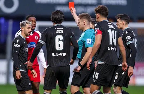 En 3. Liga, Viktoria Köln a battu Sandhausen 2 ⚽️⚽️ à 0.
Par contre, c'est Sandhausen qui a gagné au niveau des 🟥2 à 1
#VIKSVS