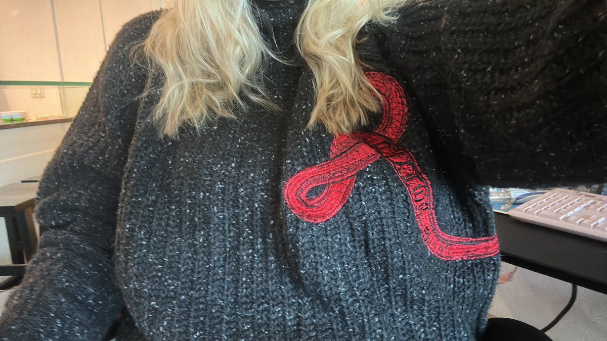 yoyok_kt's tweet photo. i’m going christmas shopping so of course i had to wear something from the #tstheholidaycollection https://t.co/XxS4NCFdTp