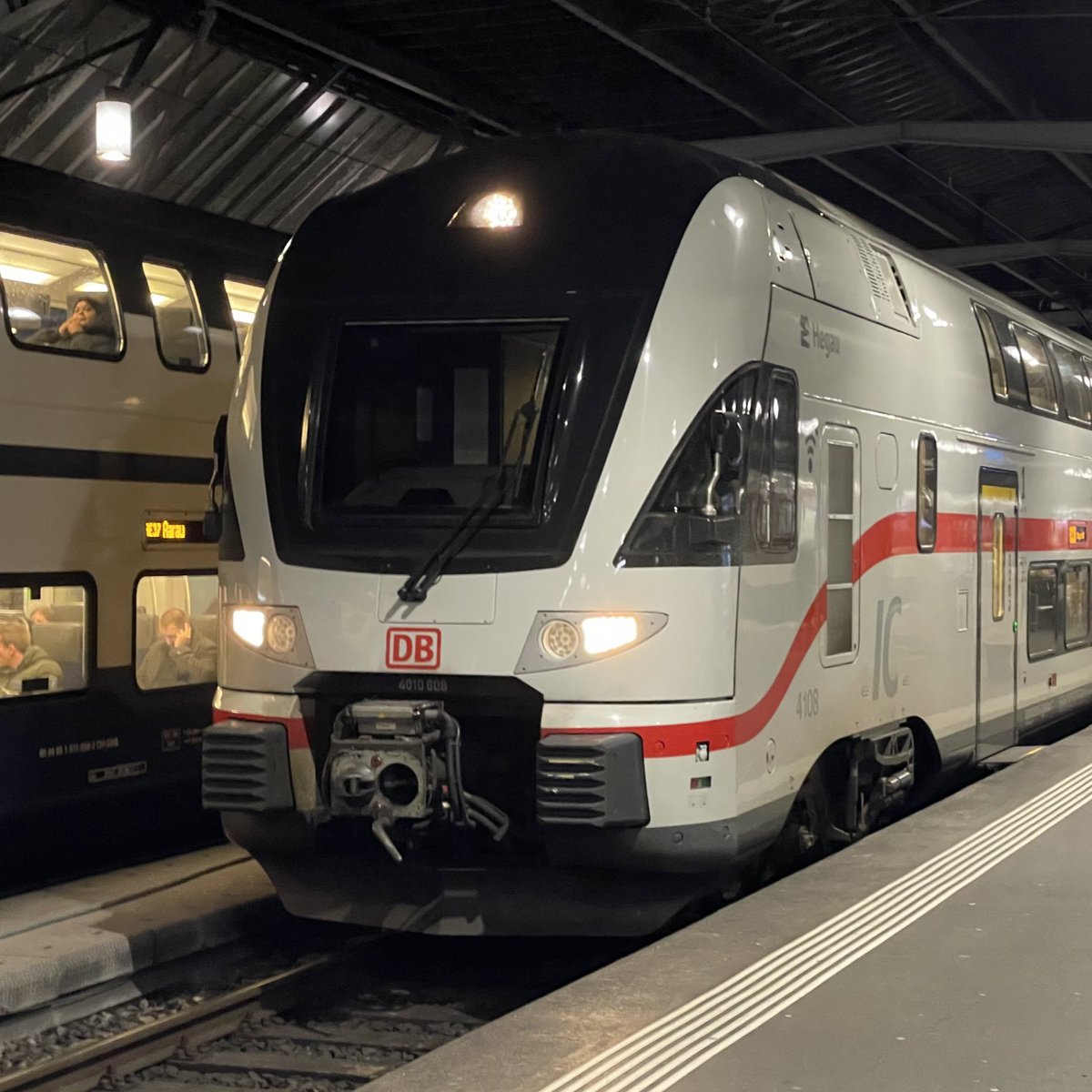 AndreasWiede's tweet photo. Seen at #Zurich🇨🇭HB the other evening: a #DB 🇩🇪 Class 4010 #Stadler #KISS #InterCity2 for Stuttgart, originally operated by #WESTbahn on their Vienna to Salzburg trains. There’s no @_DiningCar in the consist, just a few vending machines recognisable by the corresponding stickers. https://t.co/YHF5q4cXlG
