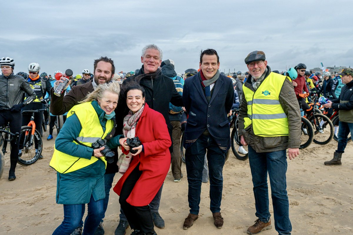 Weer een mooi affiche bij de aftrap van het NK Beachrace in Katwijk: de wethouders <a href="/sonnyspek/">Sonny Spek</a> (die het startsein gaf), <a href="/EmileSoetendal/">Emile Soetendal</a>, <a href="/GerardMostert/">Gerard Mostert</a> en onze veurzitter <a href="/dickvanderplas/">Dick van der Plas</a>, met op de voorgrond raadsleden <a href="/IrenevdPlas/">Irene van der Plas</a> (ook vrijwillige fotoreporter) en <a href="/Carin_tawfik/">Carin Tawfik</a>.