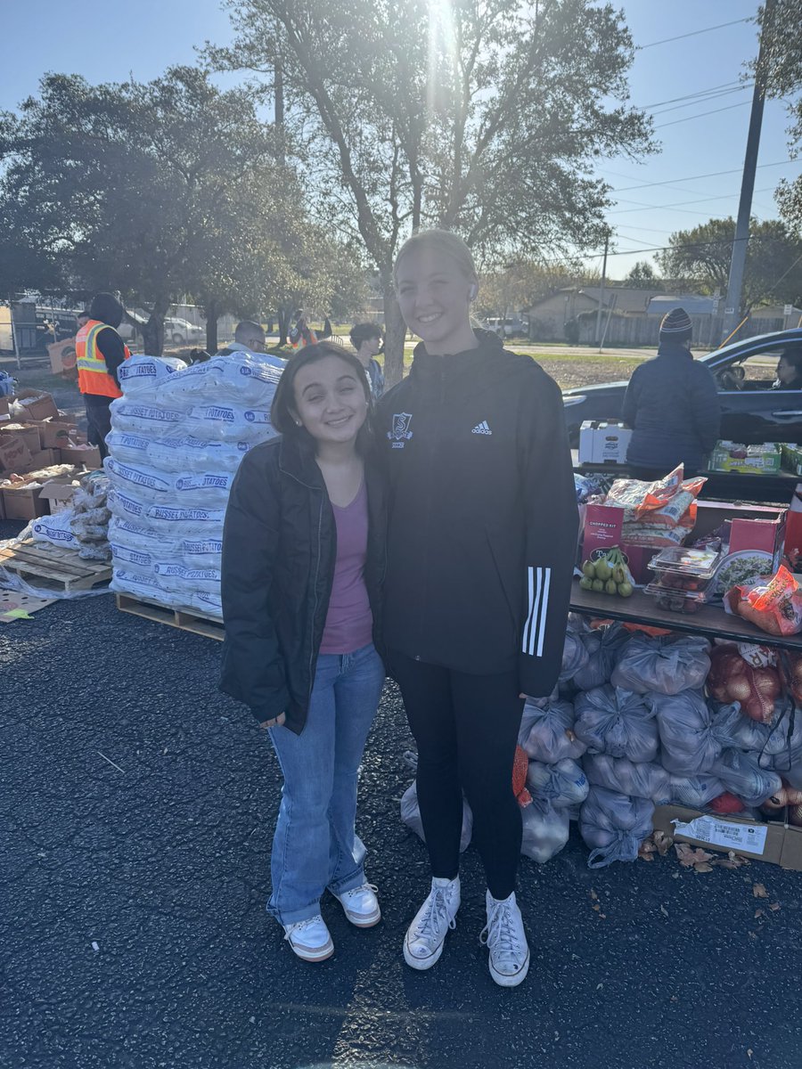 sassseeva's tweet photo. Spent the morning giving back to the community with the @safoodbank 
#doinggood https://t.co/xKH3VJhpDX