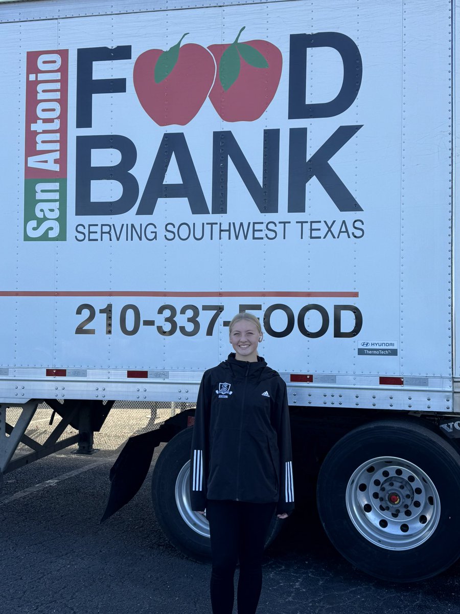 sassseeva's tweet photo. Spent the morning giving back to the community with the @safoodbank 
#doinggood https://t.co/xKH3VJhpDX
