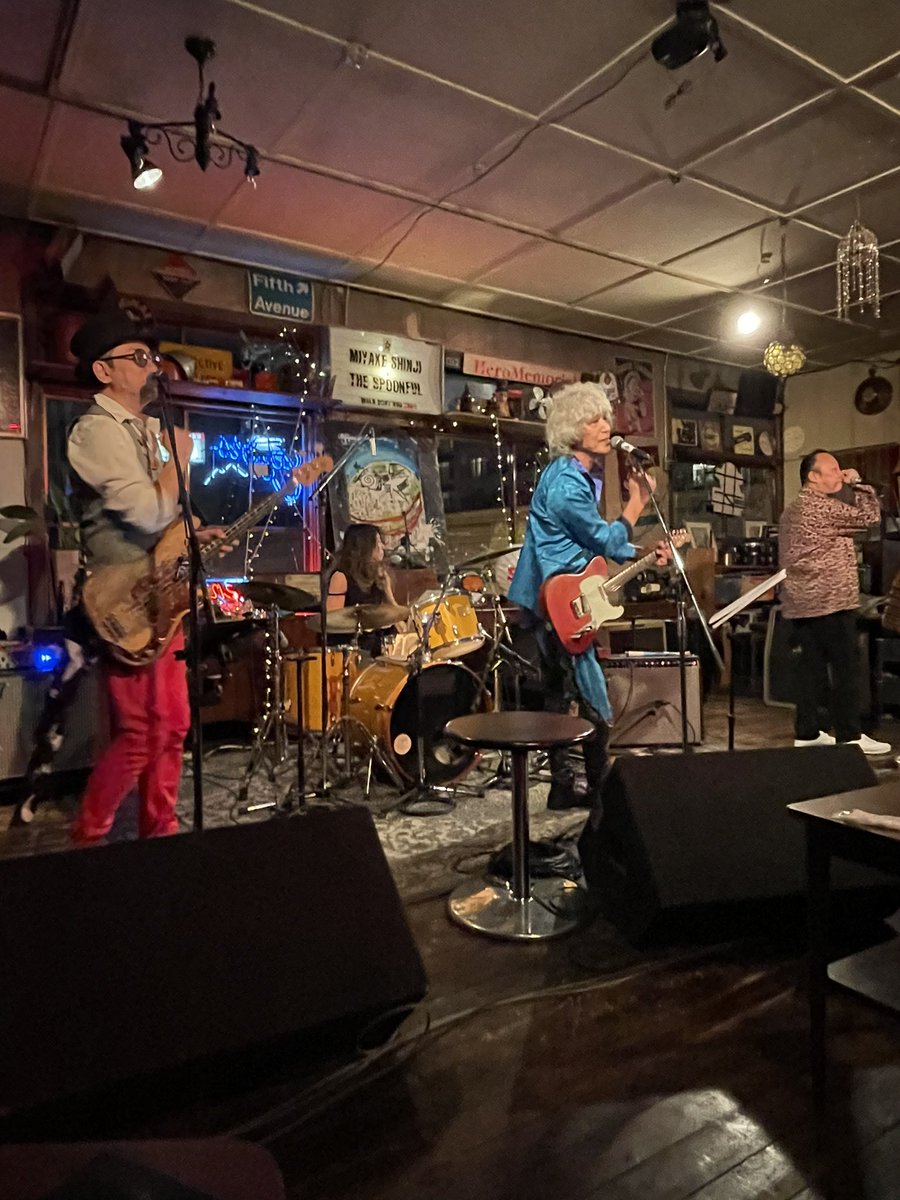 hs19620321's tweet photo. 『三宅伸治&amp;the spoonful WINTER TOUR「Walk,Don't Run 2024」』@ James BLUES LAND終演。＊昨夜のマクサとは又違った選曲で攻めて来た！その日はその日しか無〜い！毎晩サイコーを余裕で更新してくる！外に出たら神戸の月はカッコ良かったぜー！
#三宅伸治andthespoonful
#JamesBLUESLAND https://t.co/VoSEMu8ur1