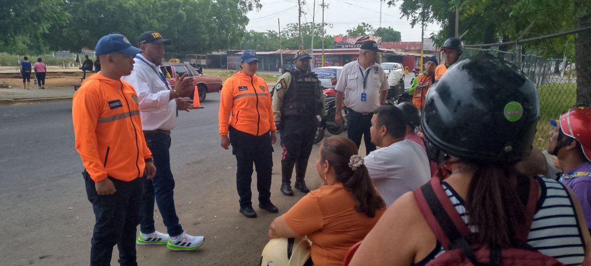 InttContigo's tweet photo. En el contexto del dispositivo #NavidadesSeguras2024, servidores públicos del #INTT_Ojeda, junto a #IMPOL y #CPNB, realizan un despliegue de seguridad con la finalidad de promover la educación vial y garantizar una movilidad segura en estas felices fiestas. https://t.co/5KrSeC2dVn