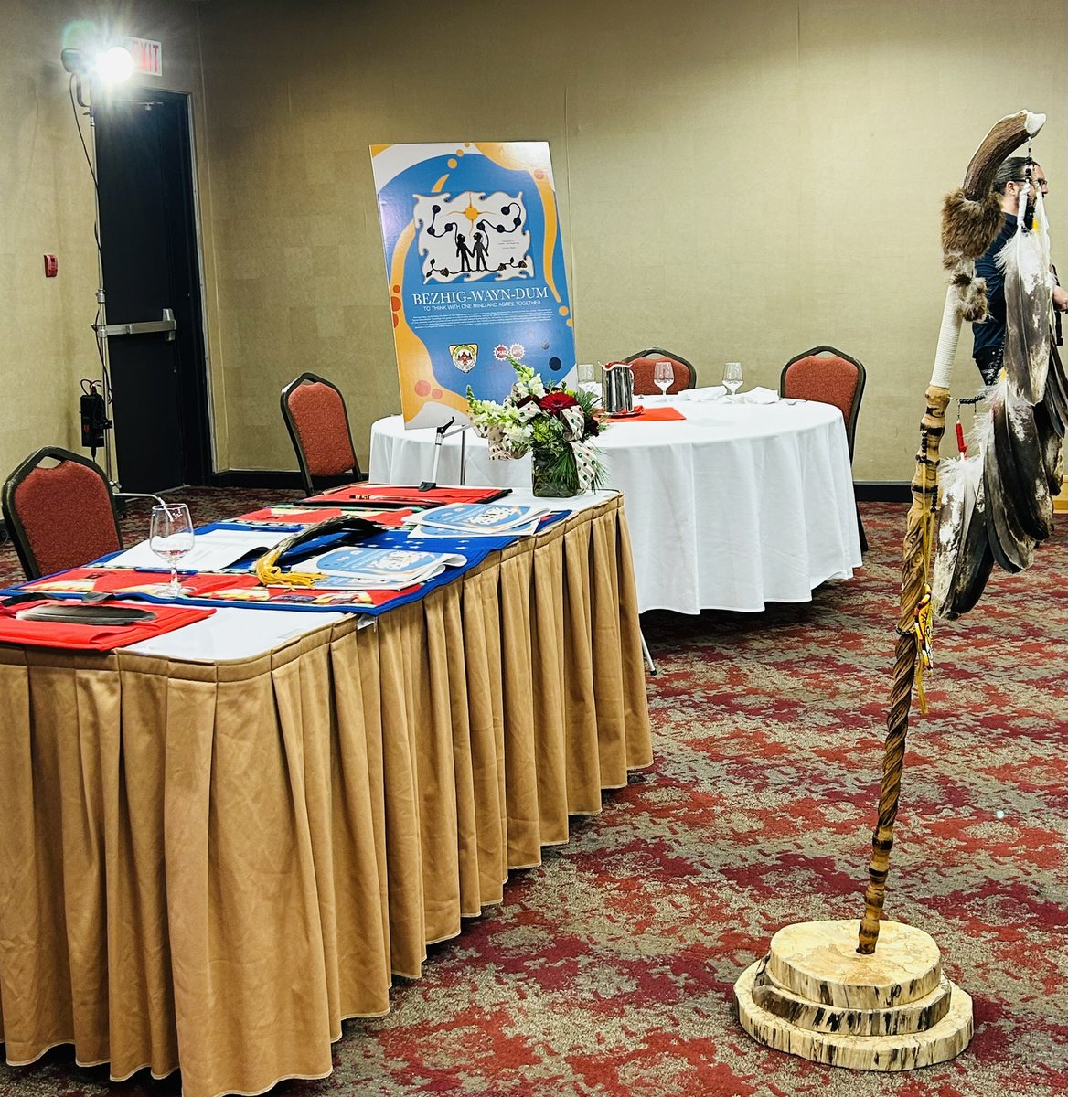 DeputyCraddock's tweet photo. A beautiful signing ceremony of our Uniform Collective Agreement.
Bezhig Wayn Dum - to think with one mind and agree together.
#FirstNationPolicing
@APScops https://t.co/5rLR4ubzfR