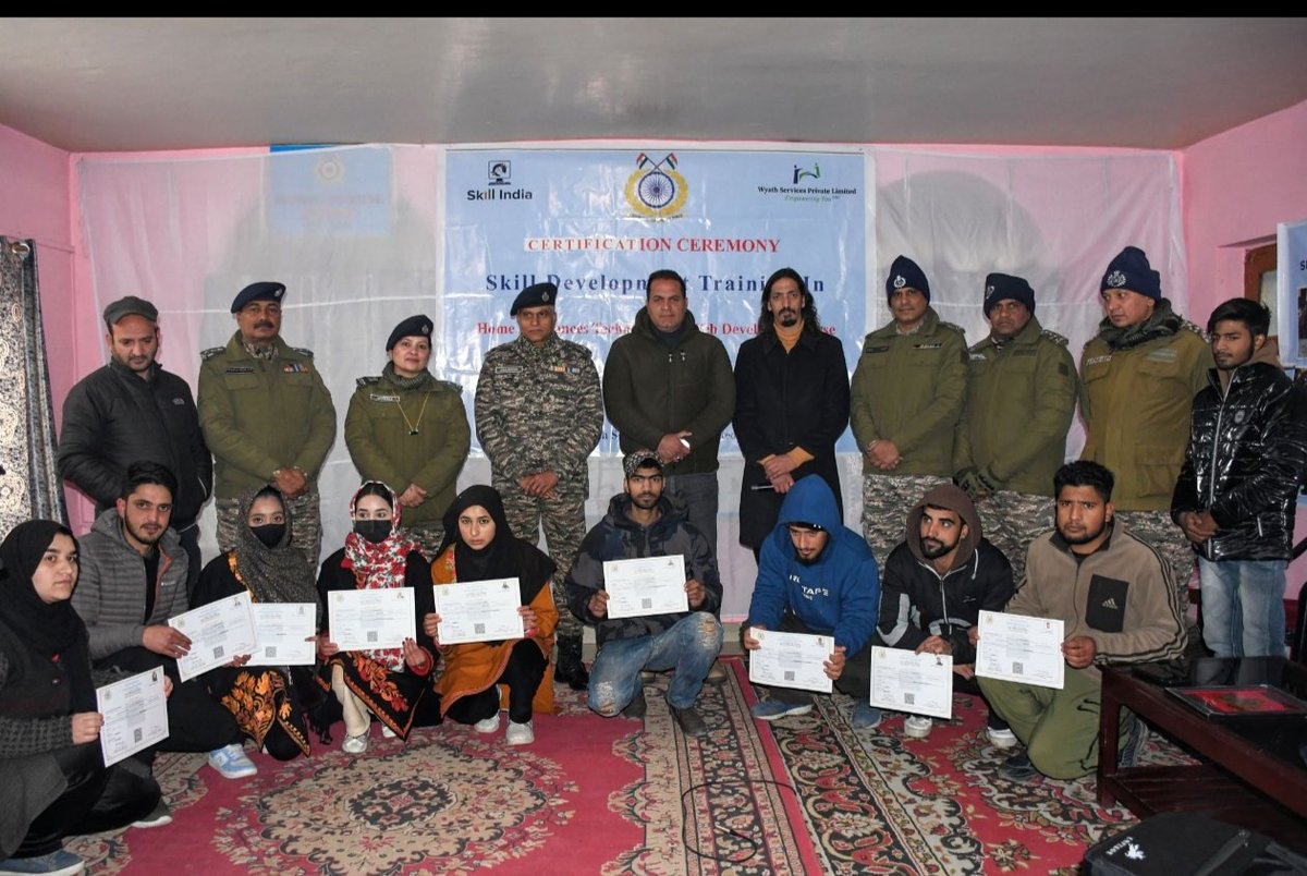 61Bncrpf's tweet photo. @61BNCRPF successfully organized a 45-day Software Developer and Services Technician Home Appliances Training programs in collaboration with #Whyath Services Private Limited under #CAP-2024.A total of 20 students actively participated in the initiative.
@crpf_srinagar 
@crpfindia https://t.co/cCT7flv606