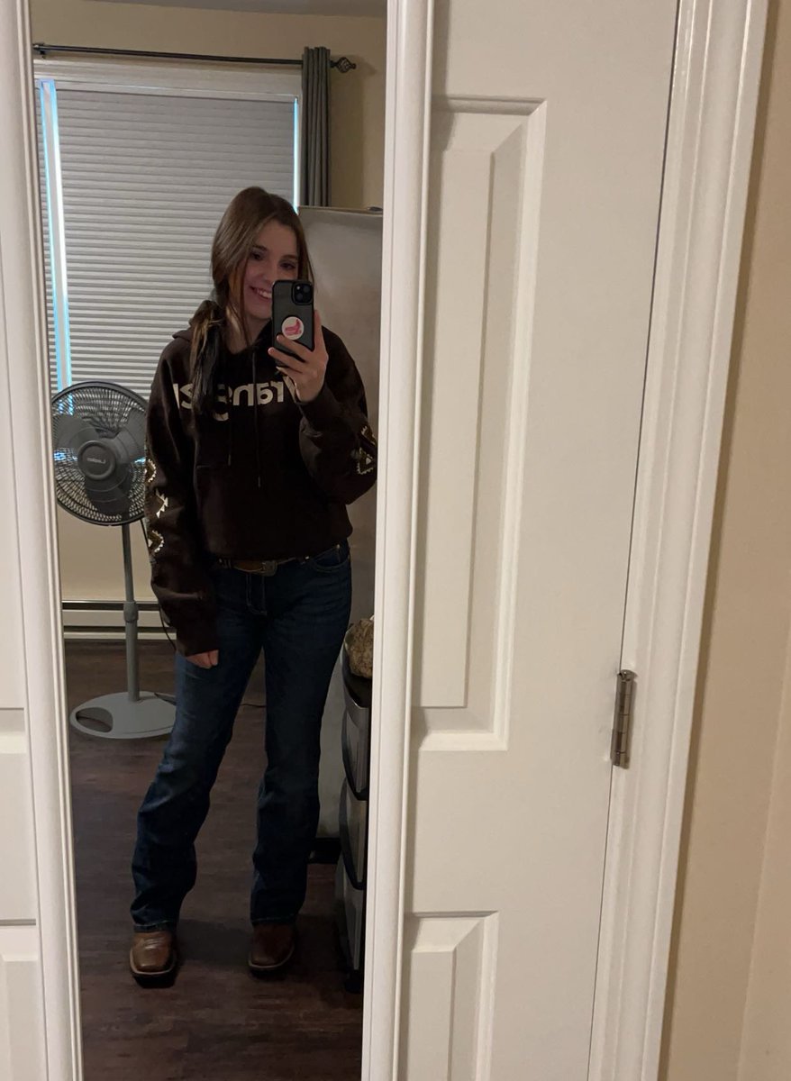 BrittanyCote94's tweet image. Just a northern girl who loves western wear 😇 #maine #wrangler #ariat