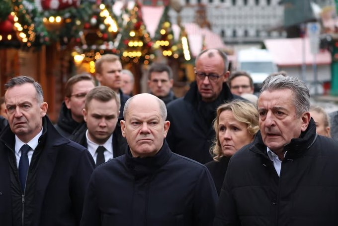 MixeDKD's tweet photo. Ist das die Demo gegen Rechts ?
Ach nein, dass sind Politiker, die die Folgen ihres Handelns bewundern und morgen genauso weitermachen wie bisher https://t.co/mgBXpTNlsw
