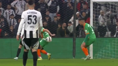 STRKhaber's tweet photo. Beşiktaş 'ın penaltıya çöktüler :DD

Beşiktaş - Alanyaspor #BJKvALY https://t.co/hSsZkLSZ5t