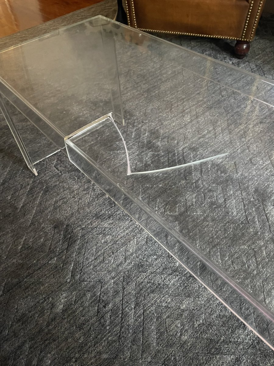 Was sitting on my floor, leaned on my coffee table and this happened. 😏
<a href="/KartellOfficial/">Kartell</a>