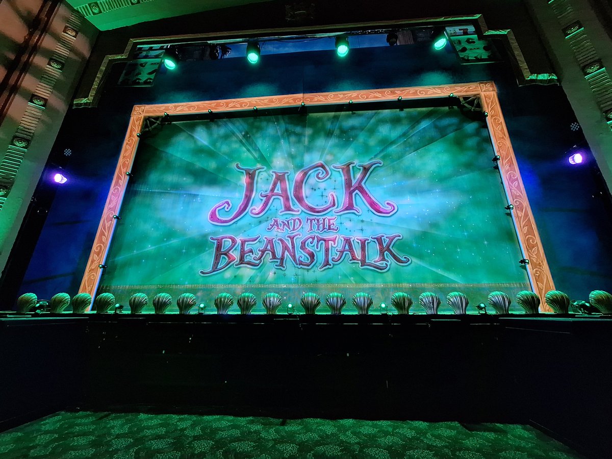 About to watch <a href="/actormarkhayden/">Mark Hayden</a>  perform as #Fleshcreep in Jack &amp; the Beanstalk in #Scotland #Dunfermline #panto #hesbehindyou