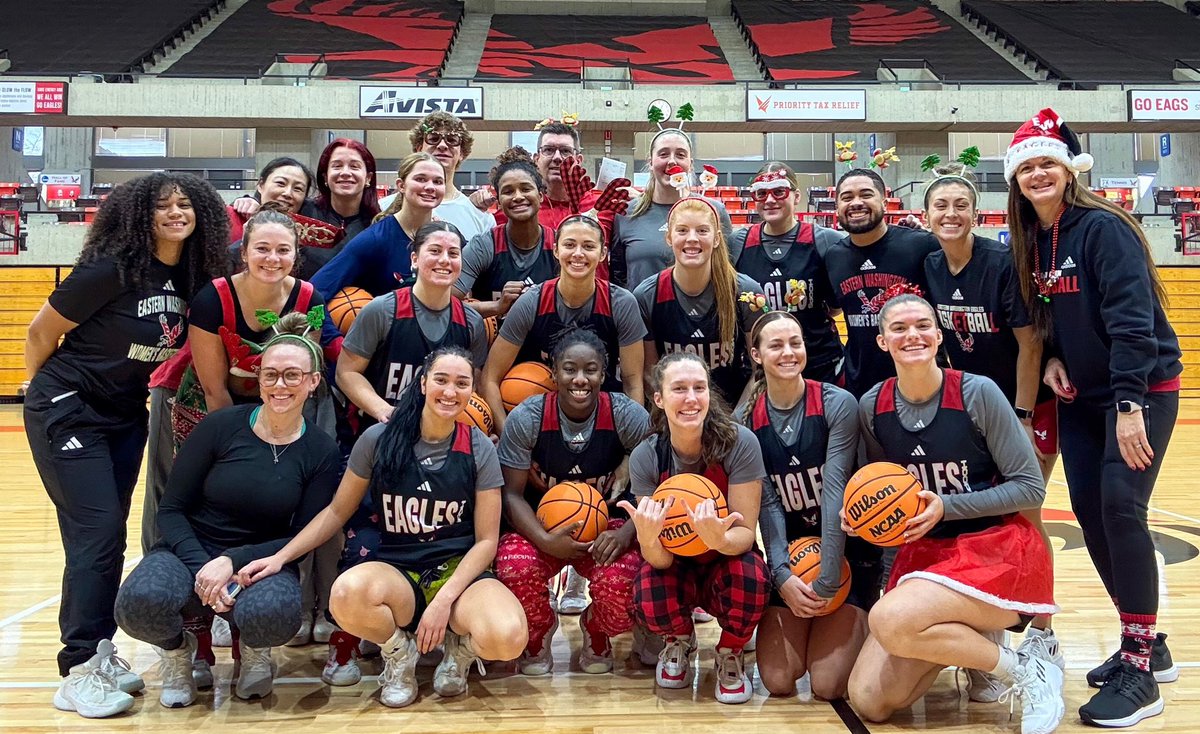 EWUWBB's tweet photo. Getting into the holiday spirit! 🎄🎅🏼
#holidaypractice #GoEags #FEO https://t.co/aTXFxwV2vU