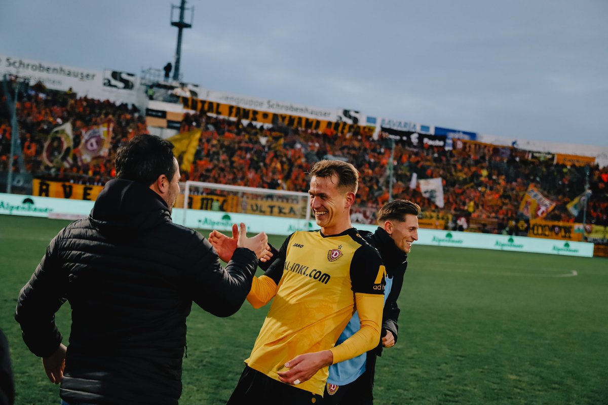 DynamoDresden's tweet photo. So wollen wir euch sehen, Männer! 🤩 #UHGSGD #sgd1953 https://t.co/ntfg5f94DJ