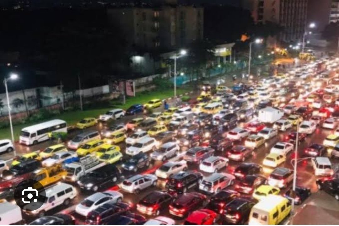 AYomboranyama's tweet photo. Voici 12 inconvénients socio-économiques des embouteillages dans la ville de #Kinshasa :

1) en raison de l'incapacité de la population à se mouvoir facilement pour faire divers achats, il y a ralentissement de l'activité économique surtout pour les entreprises; 

2) la productivité dans la ville de Kinshasa dégringole  vertigineusement à cause de longues heures que la population perd quotidiennement à cause du trafic dense;

3) la consommation excessive du carburant due à l'affluence des voitures gênant la circulation, fait dépenser les paisibles citoyens au-delà de leurs budgets journaliers.

4) les embouteillages paupérisent les ménages à outrance à cause des fluctuations sur l'économie et la difficulté à gérer rationnellement les agendas;

5) l'augmentation masquée du prix de transport par les taximen et les motocyclistes;

6) les embouteillages réduisent la durée de vie des véhiculent en accélérant l'usure des freins, embrayages, pneus, moteurs,...ce qui pousse les kinois à dilapider le peu qu'ils ont dans des garages pour réparation de leurs véhicules;

7) les investisseurs étrangers qui font face aux embouteillages pour la première fois se découragent  très vite; un manque à gagner pour la RDC;

8) Sur le plan social, il y a baisse de consommation des biens et services dans les ménages car les déplacements coûtent plus chers sur le plan financier et temporel;

9) sur le plan émotionnel, lorsqu'on est dans les embouteillages, l'homme a une forte propension à se mettre en colère, ce qui réduit ses ambitions à la production économique;

10) Dans les embouteillages, le corps humain libère généralement les hormones de la mélancolie, en l'occurrence, le cortisol et l'adrénaline en lieu et place des hormones du bonheur : la dopamine et les endorphines;

11) les embouteillages induisent la procrastination constante et cela place les agents économiques dans une position les obligeant à tout postposer, et ça contribue inéluctablement aux contre-performances sur le plan économique;

12) bref, les embouteillages tuent l'économie et tétanisent la santé mentale et physique de l'homme.