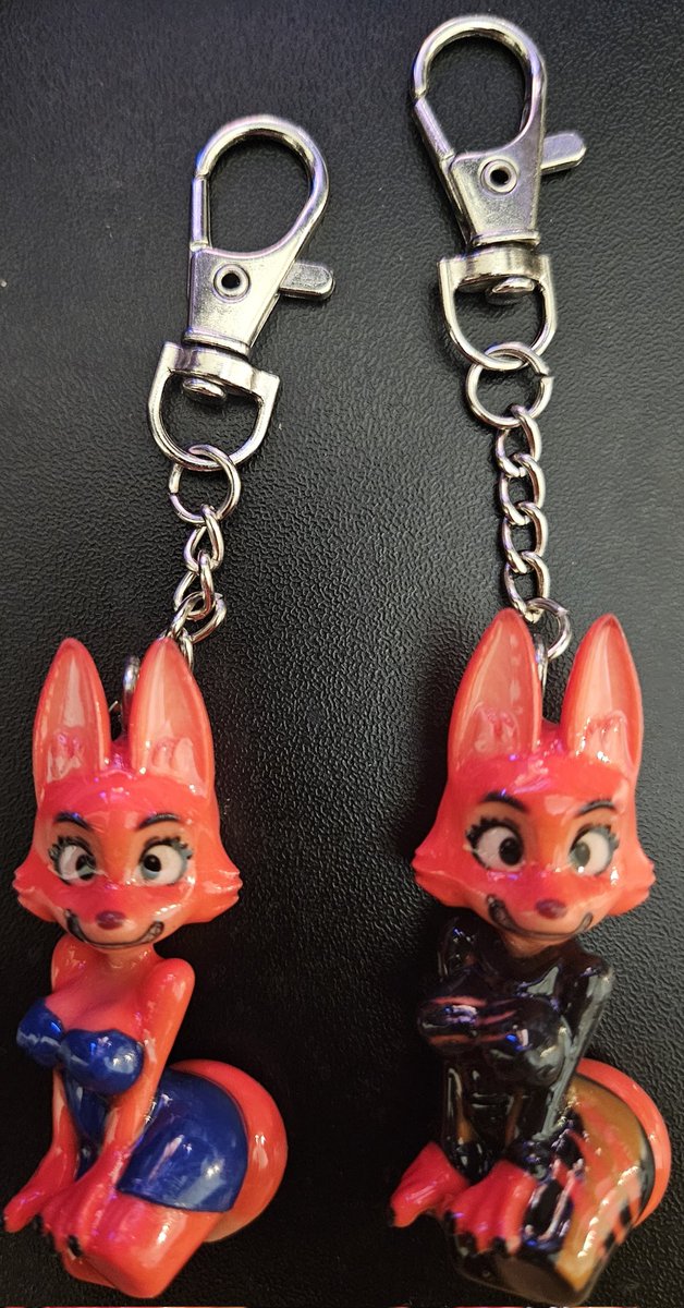 Alright guys and gals I'm holding a giveaway! no purchase necessary! 2 random winners will receive 1 of these 2 (randomly chosen) keychains! you only need to give feedback on durability and how long they last (3D solid printed) make sure you follow me, like, retweet and leave a